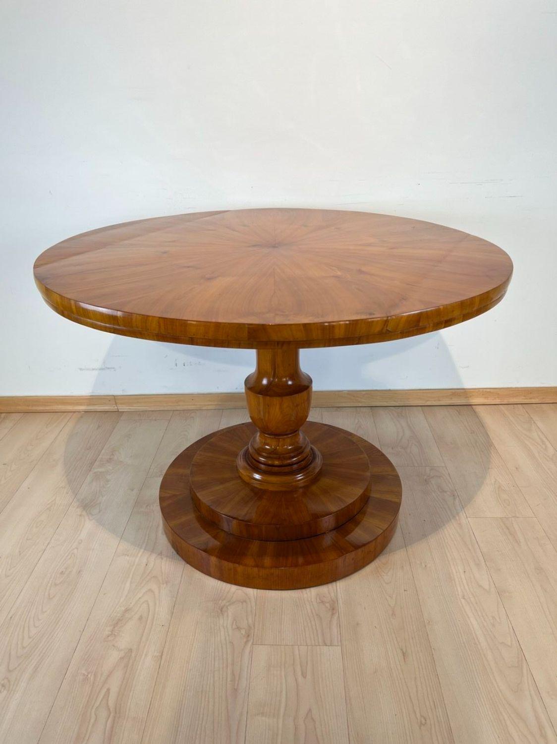 Round Biedermeier Center Table, Cherry Veneer, Austria, Vienna, circa 1830 In Good Condition In Regensburg, DE