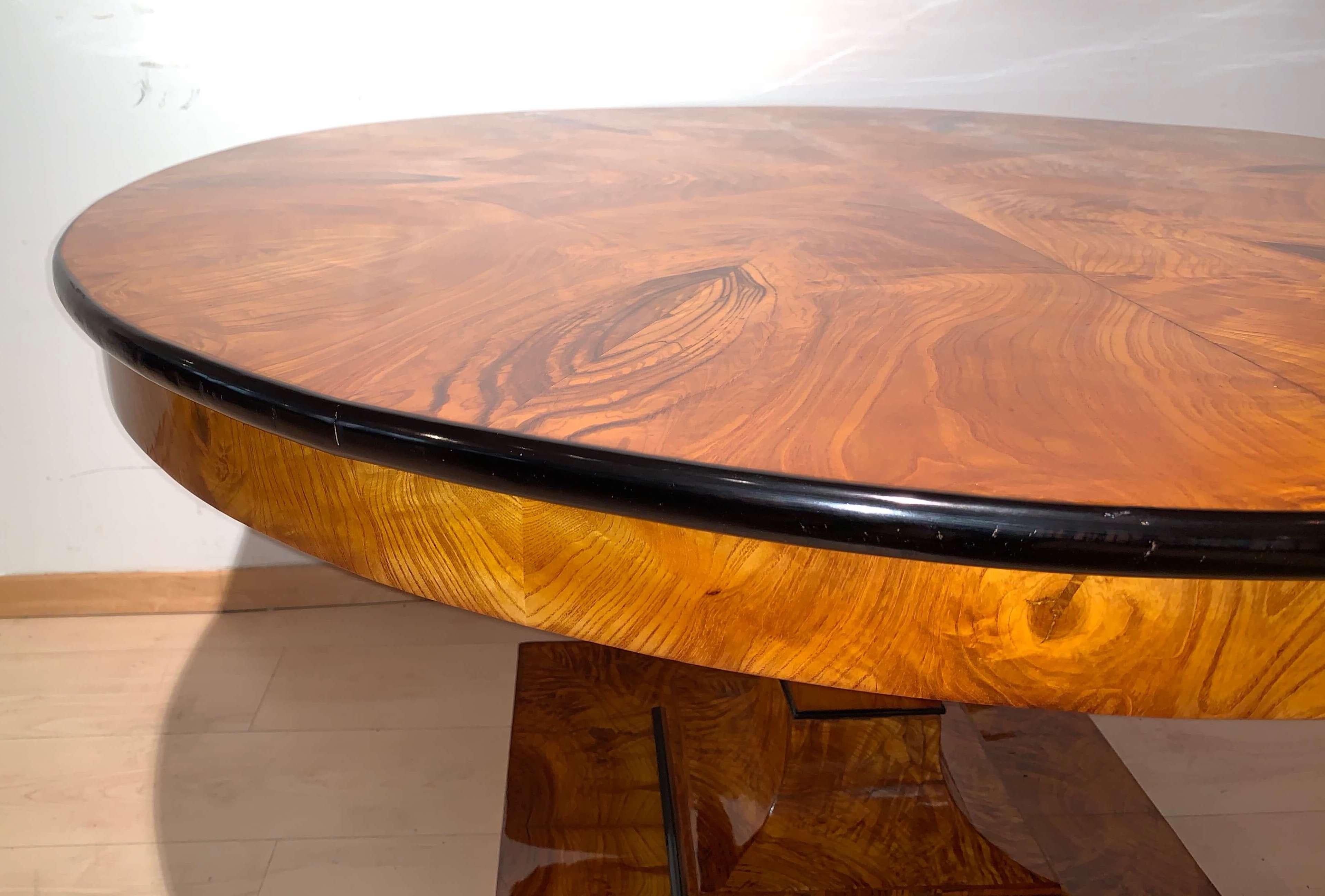 Round Biedermeier Dining Table, Ash Veneer, Austria/Vienna, circa 1825 In Good Condition In Regensburg, DE