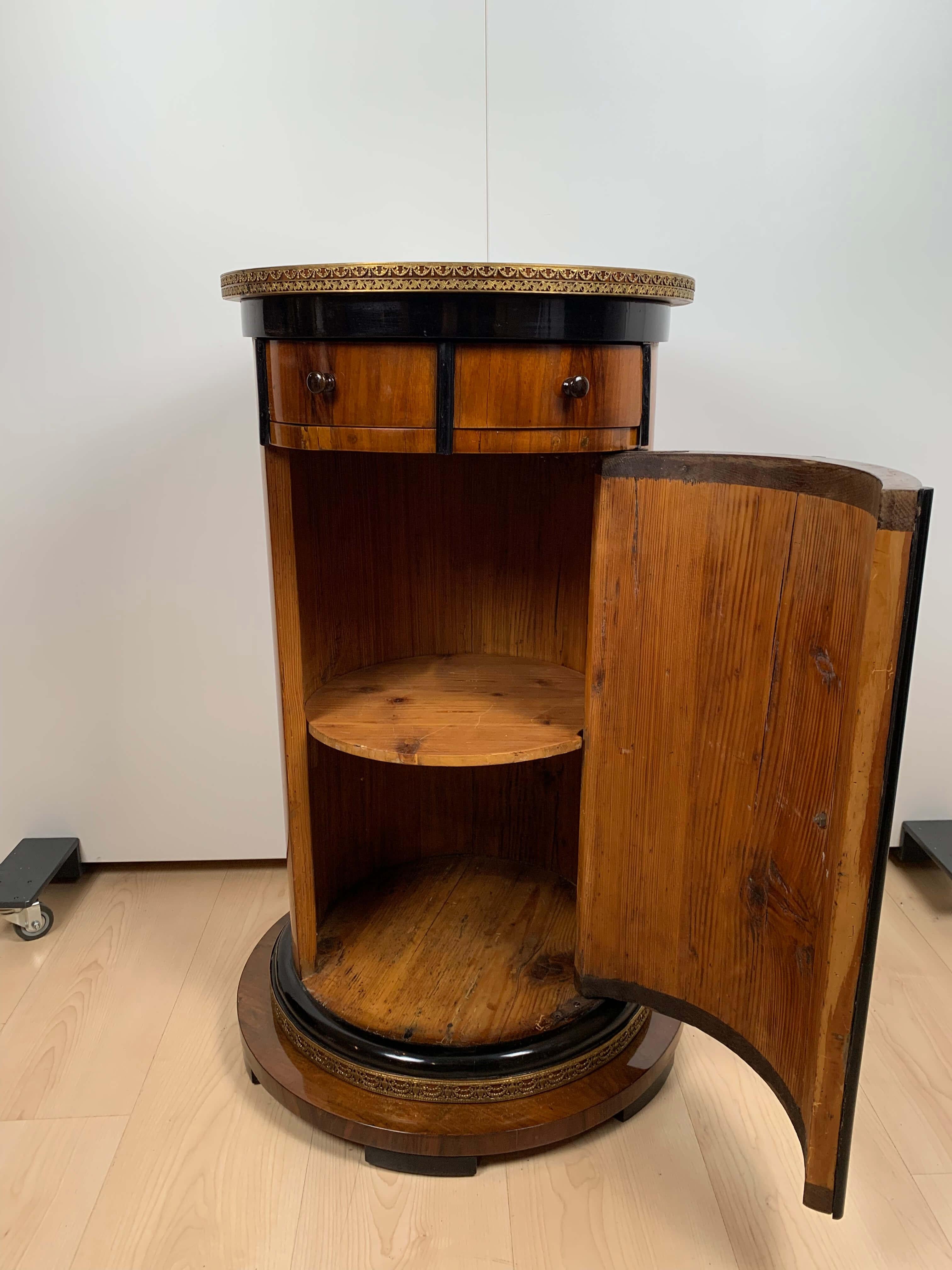 Round Biedermeier Drum Cabinet, Walnut Veneer, Austria, Vienna circa 1830 5
