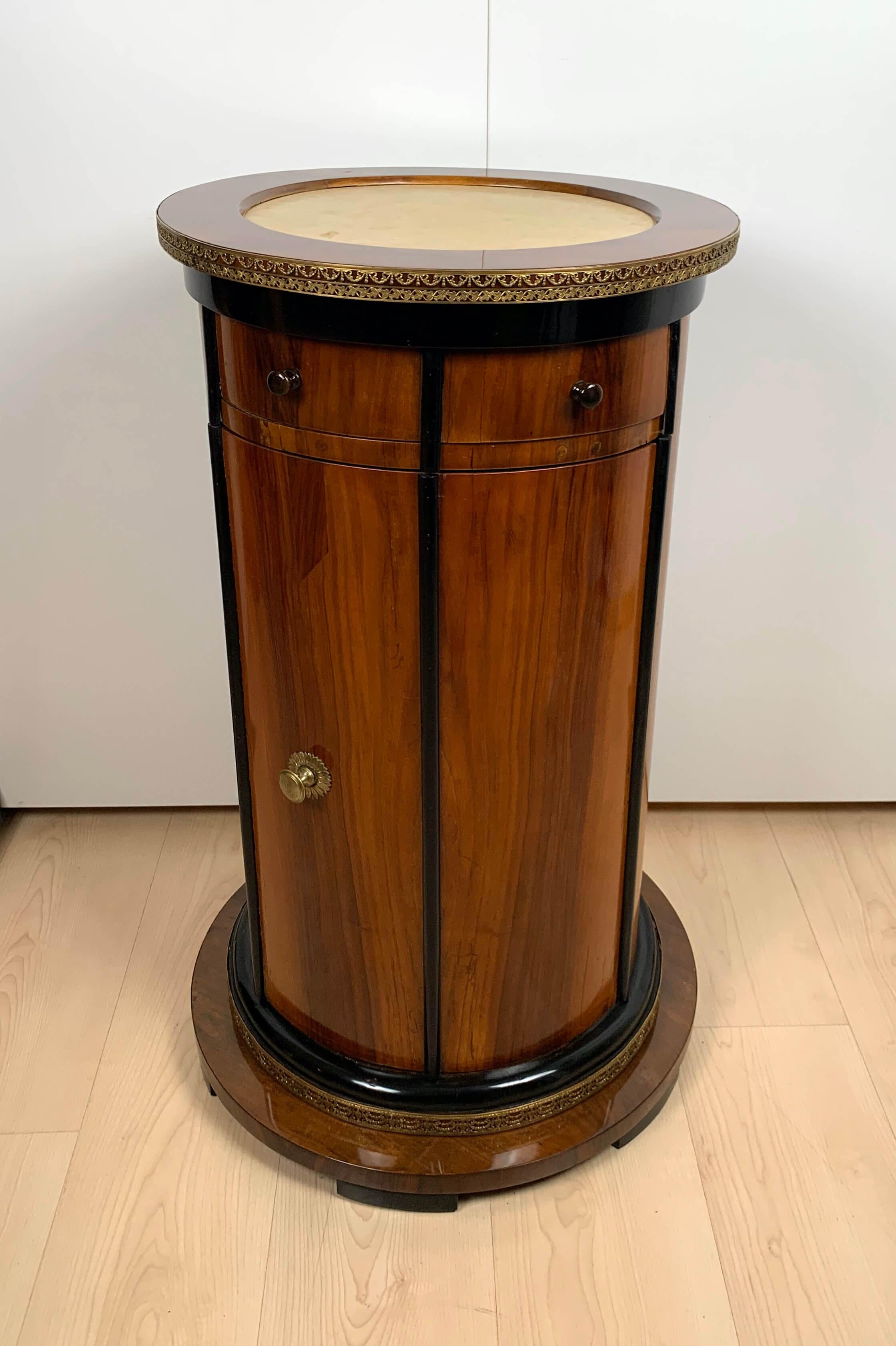 Magnificent restored Biedermeier period drum cabinet / drum table from Austria / Vienna around 1830. Walnut veneered on softwood (pine) and solid walnut, ebonized decorative strips.
Recessed 