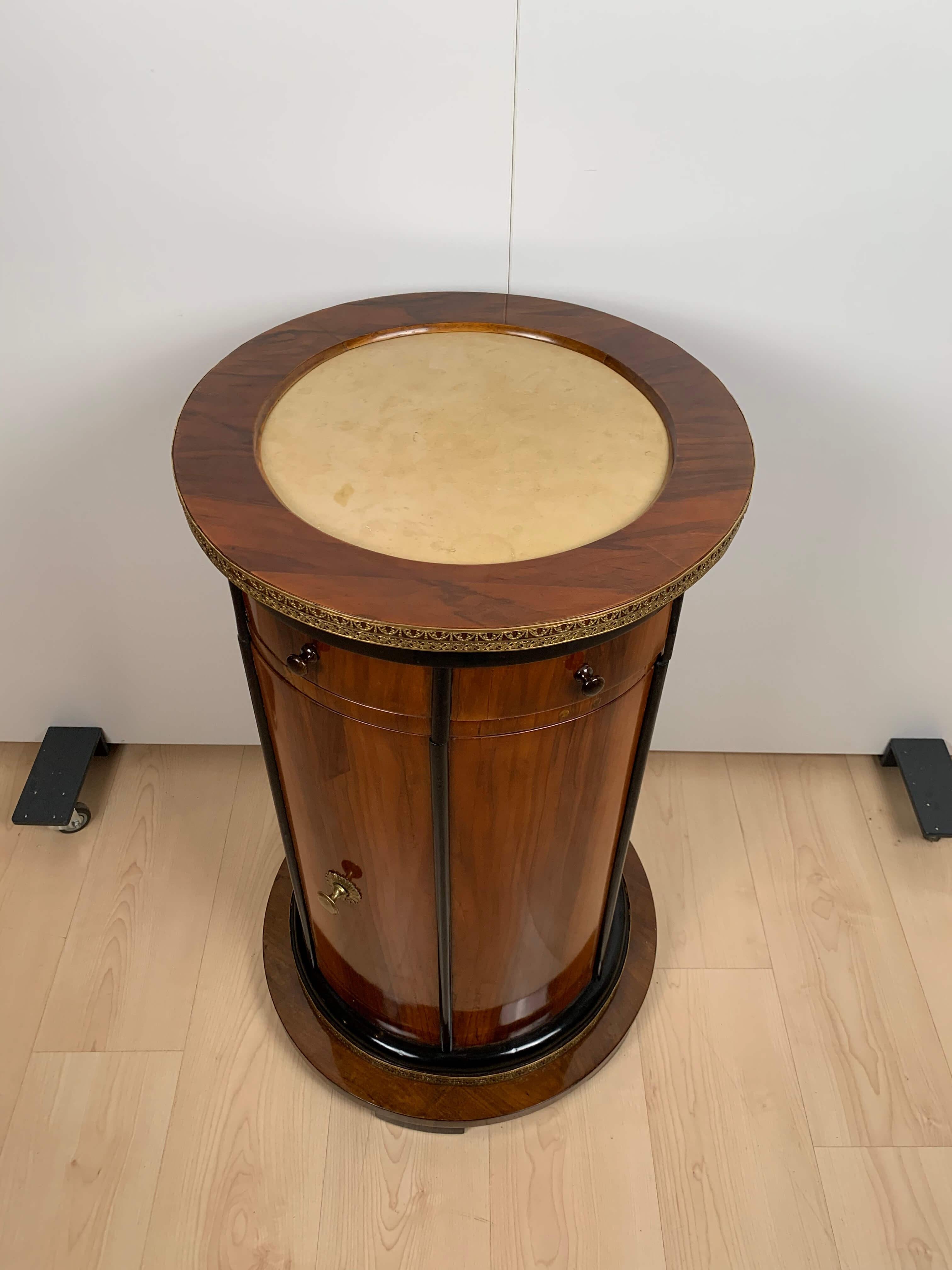 Round Biedermeier Drum Cabinet, Walnut Veneer, Austria, Vienna circa 1830 In Good Condition In Regensburg, DE