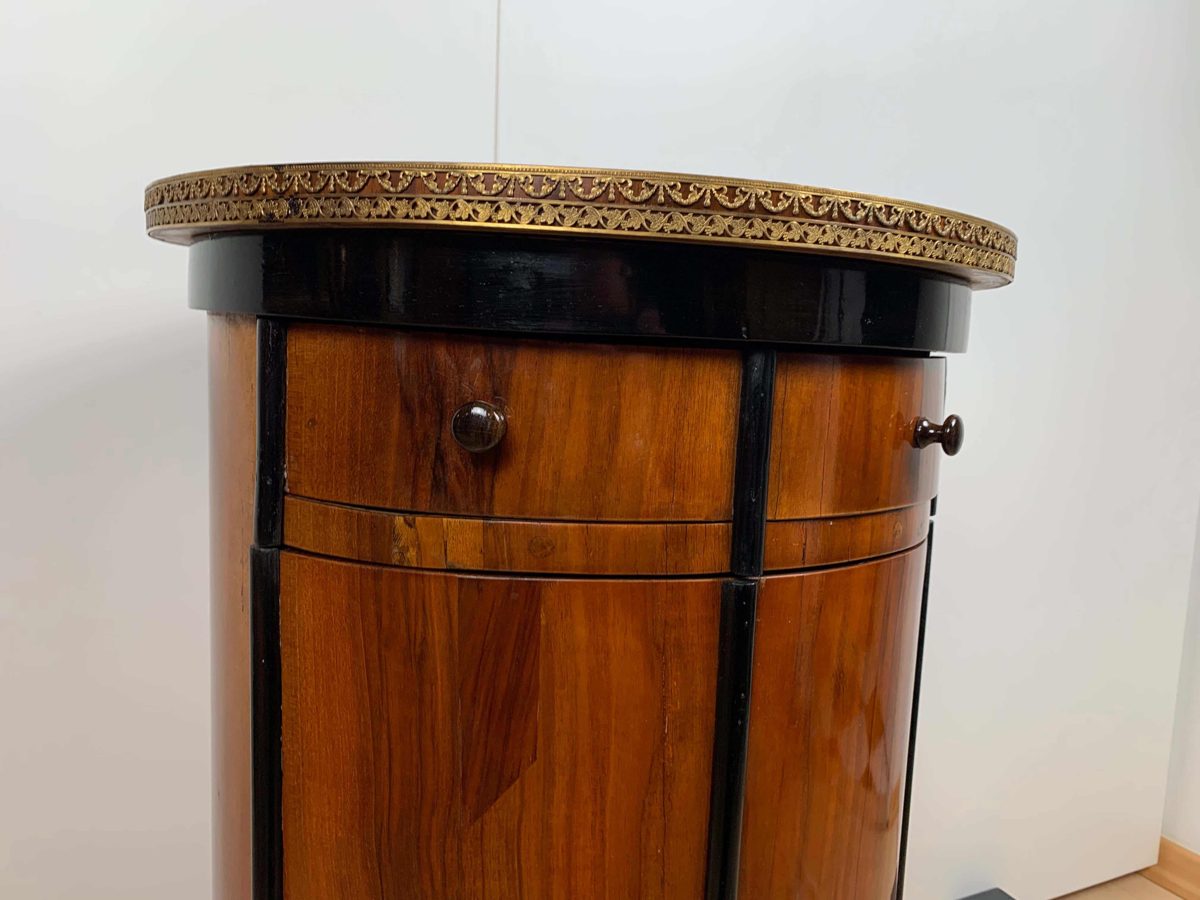 Round Biedermeier Drum Cabinet, Walnut Veneer, Austria, Vienna circa 1830 2