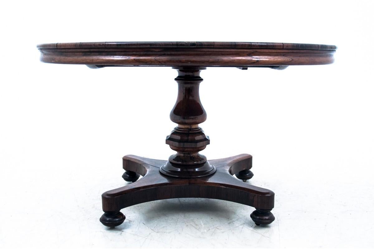 An antique table from around 1880 made of rosewood.
Produced in Denmark 
Dimensions: height 72 cm / diameter 133 cm.