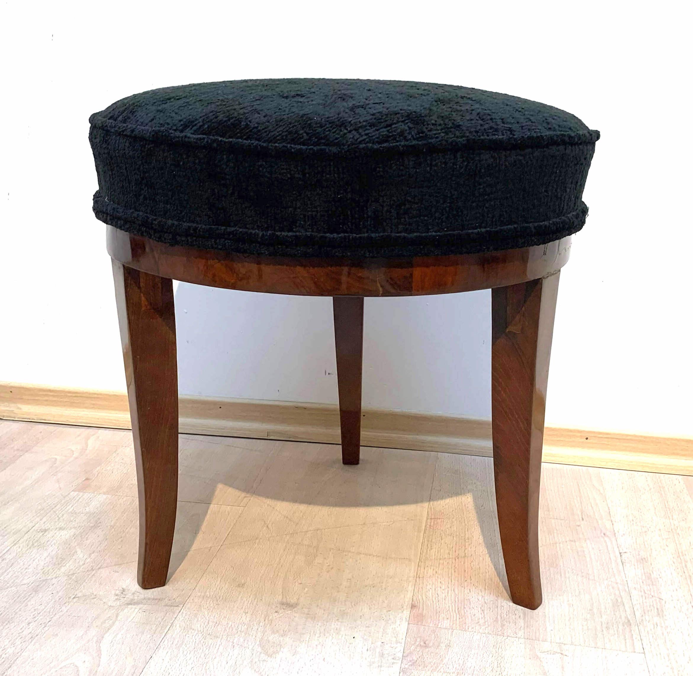 Round early Biedermeier stool from South Germany circa 1820.

Wood: walnut veneer, shellac hand-polished (French Polish).
Three cureved, square-tapered legs.
Newly upholstered with black mottled velvet fabric and double keder.