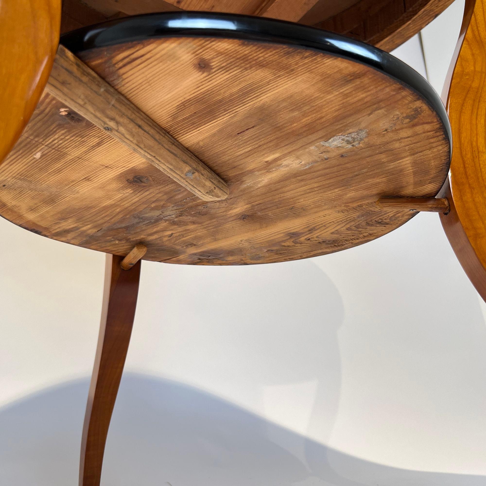 Runder Biedermeier Tisch, Kirschbaumholz, Süddeutschland um 1820 im Angebot 12