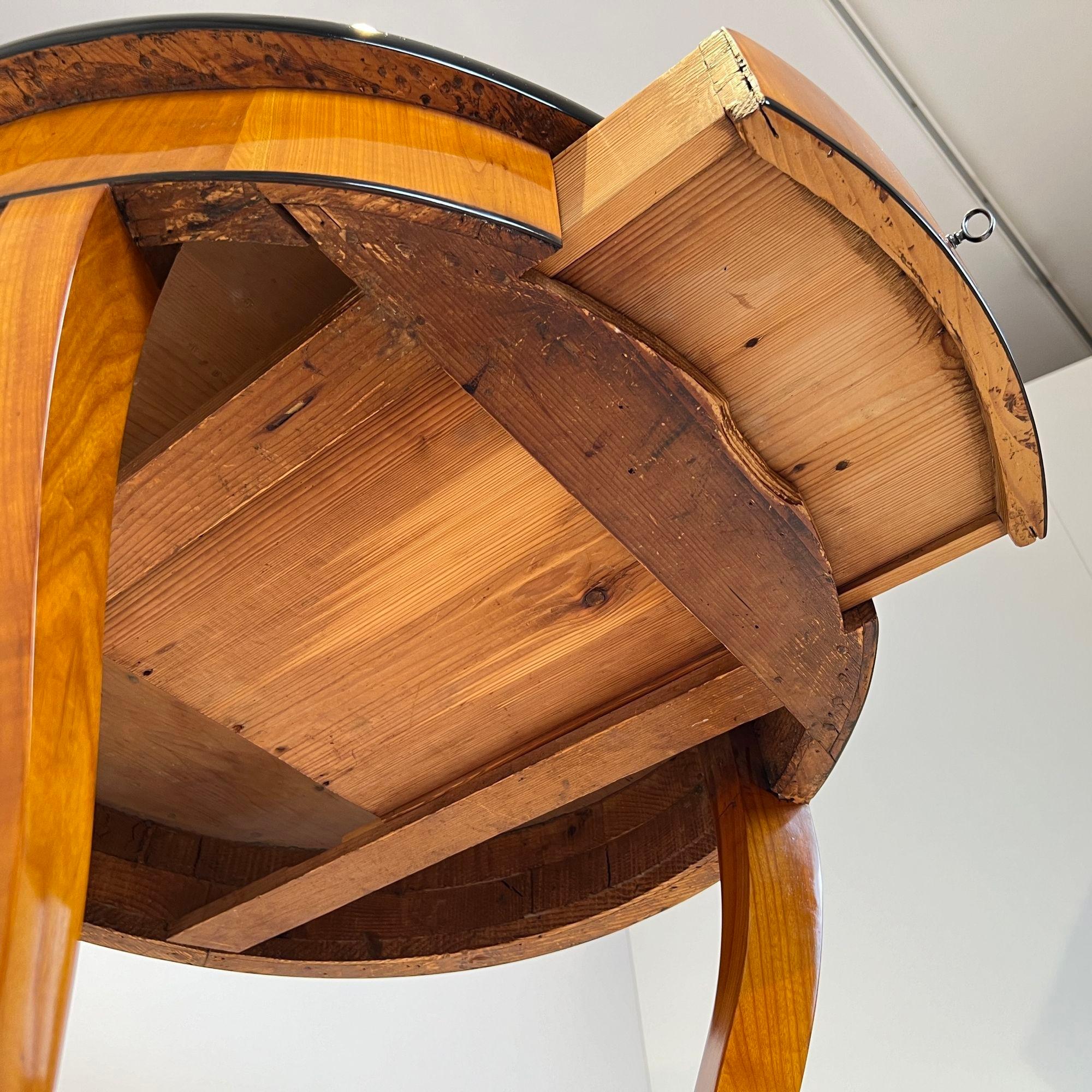 Runder Biedermeier Tisch, Kirschbaumholz, Süddeutschland um 1820 im Angebot 13