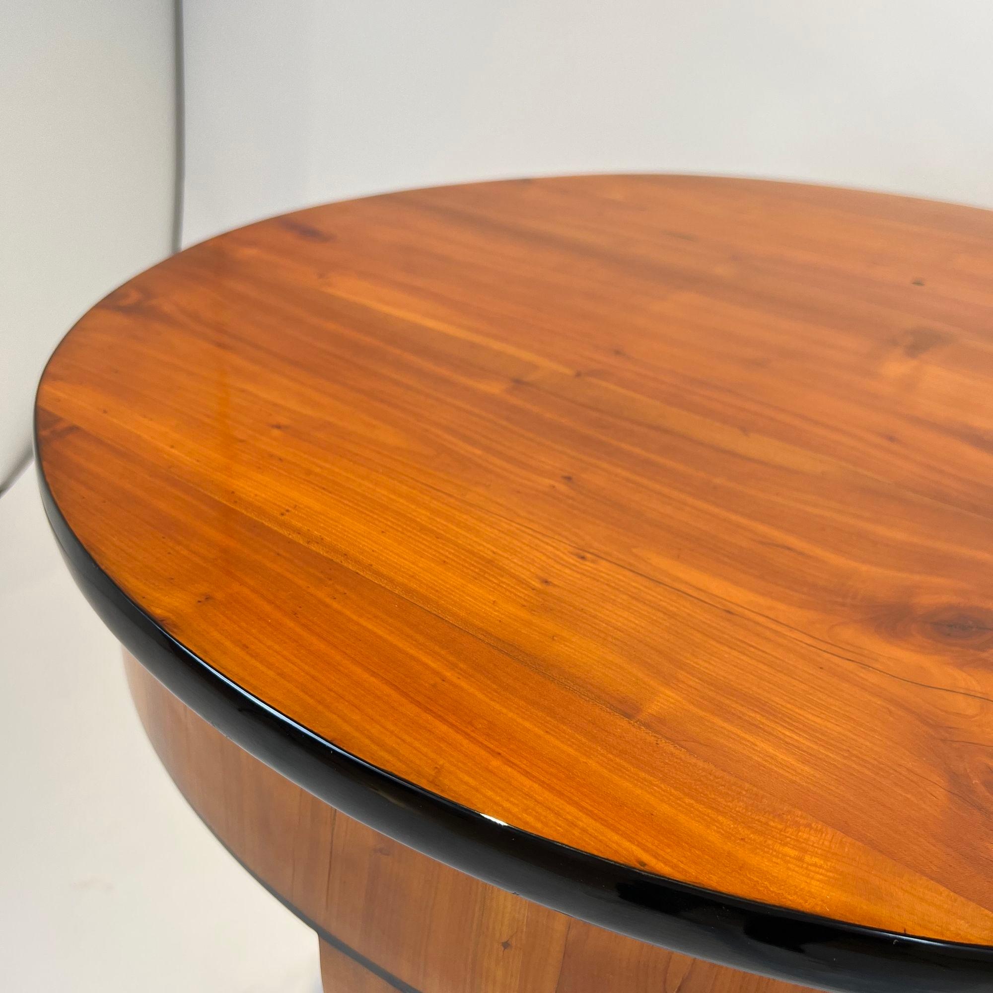 Runder Biedermeier Tisch, Kirschbaumholz, Süddeutschland um 1820 (Deutsch) im Angebot