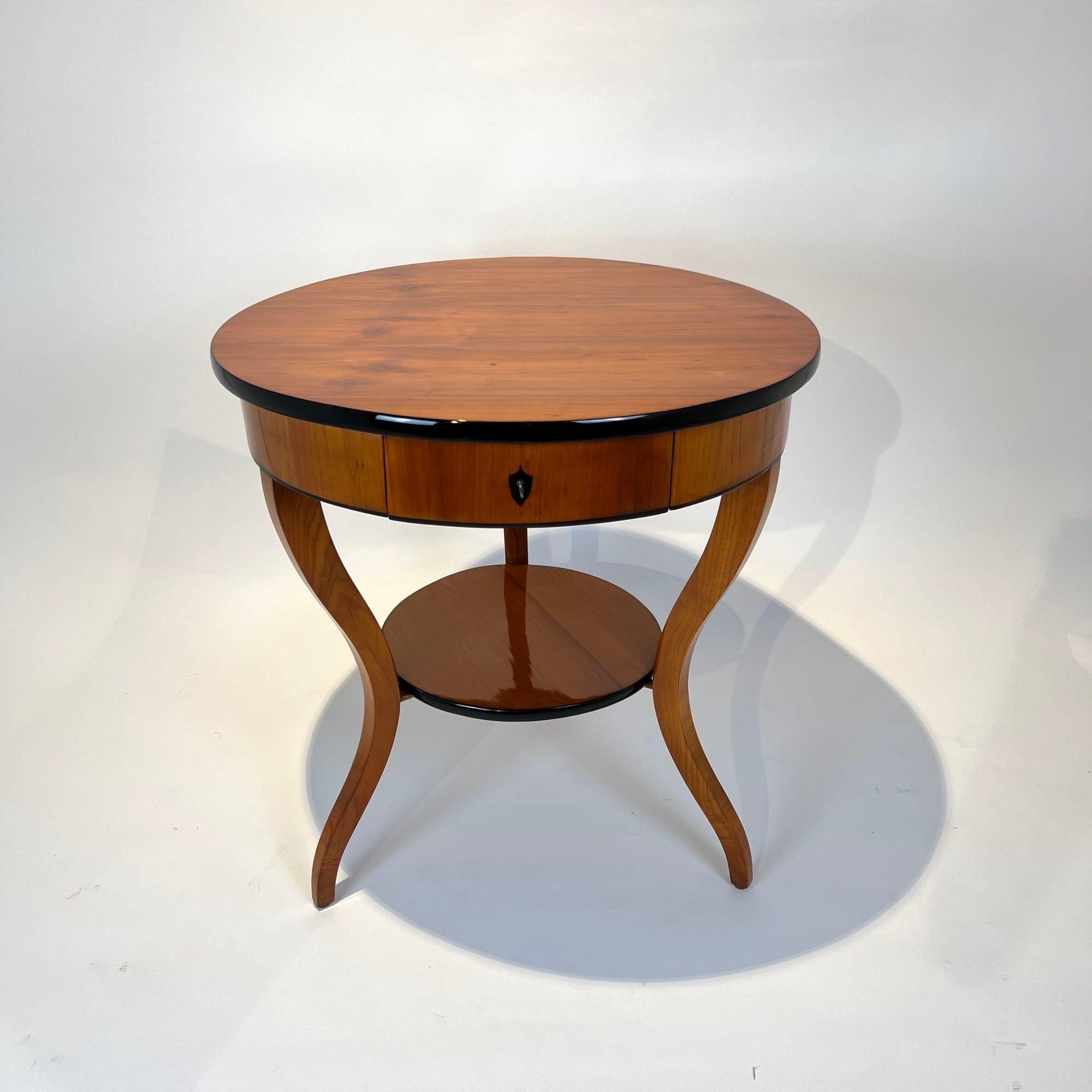 Runder Biedermeier Tisch, Kirschbaumholz, Süddeutschland um 1820 (Ebonisiert) im Angebot