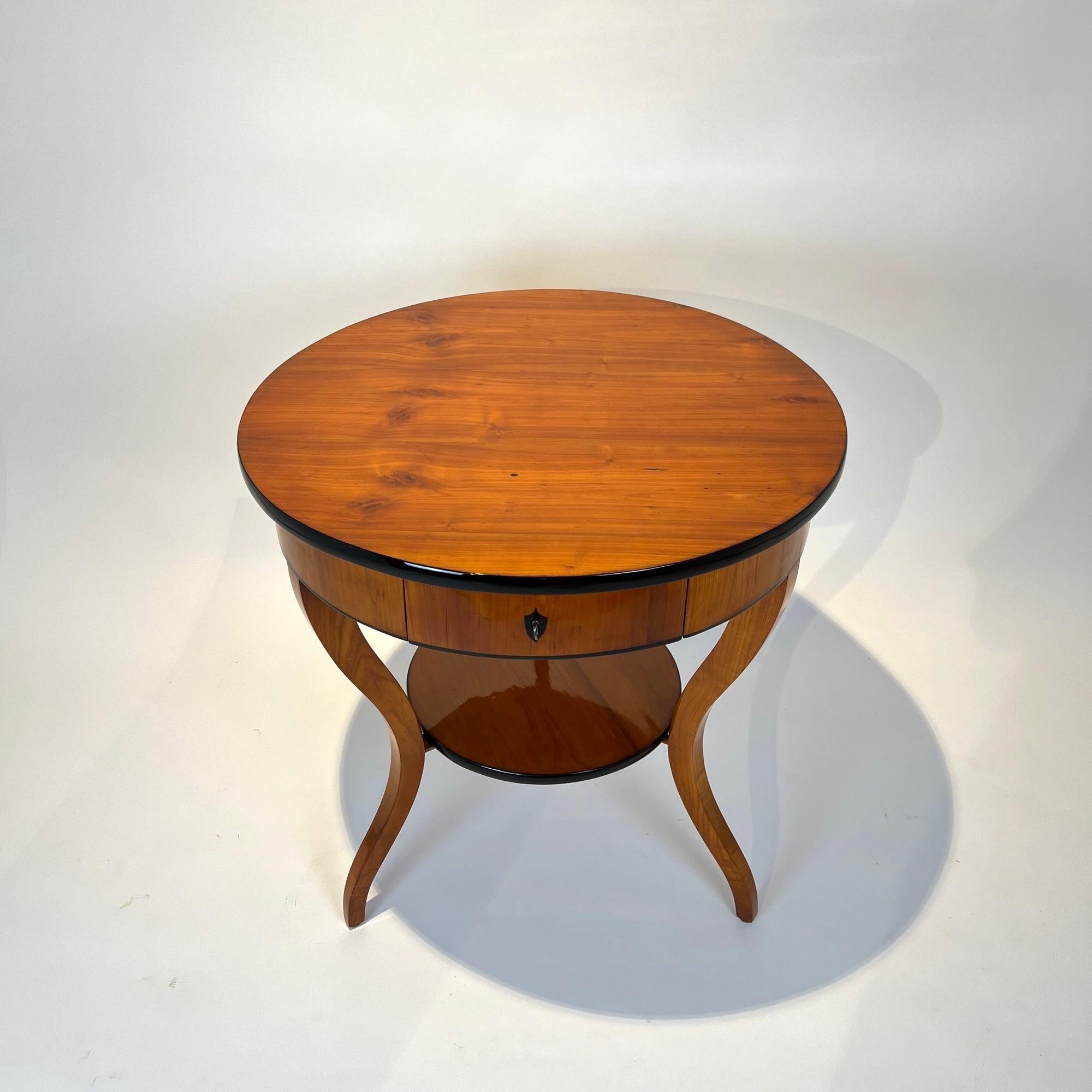 Runder Biedermeier Tisch, Kirschbaumholz, Süddeutschland um 1820 im Zustand „Gut“ im Angebot in Regensburg, DE