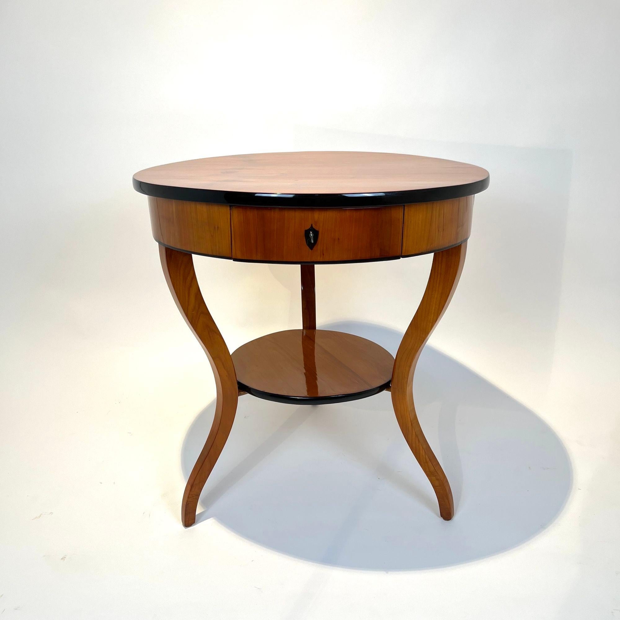 Runder Biedermeier Tisch, Kirschbaumholz, Süddeutschland um 1820 (Frühes 19. Jahrhundert) im Angebot