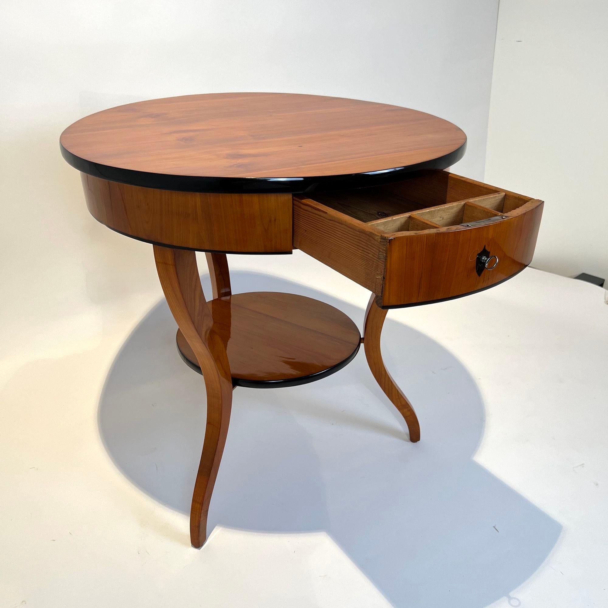 Runder Biedermeier Tisch, Kirschbaumholz, Süddeutschland um 1820 im Angebot 1