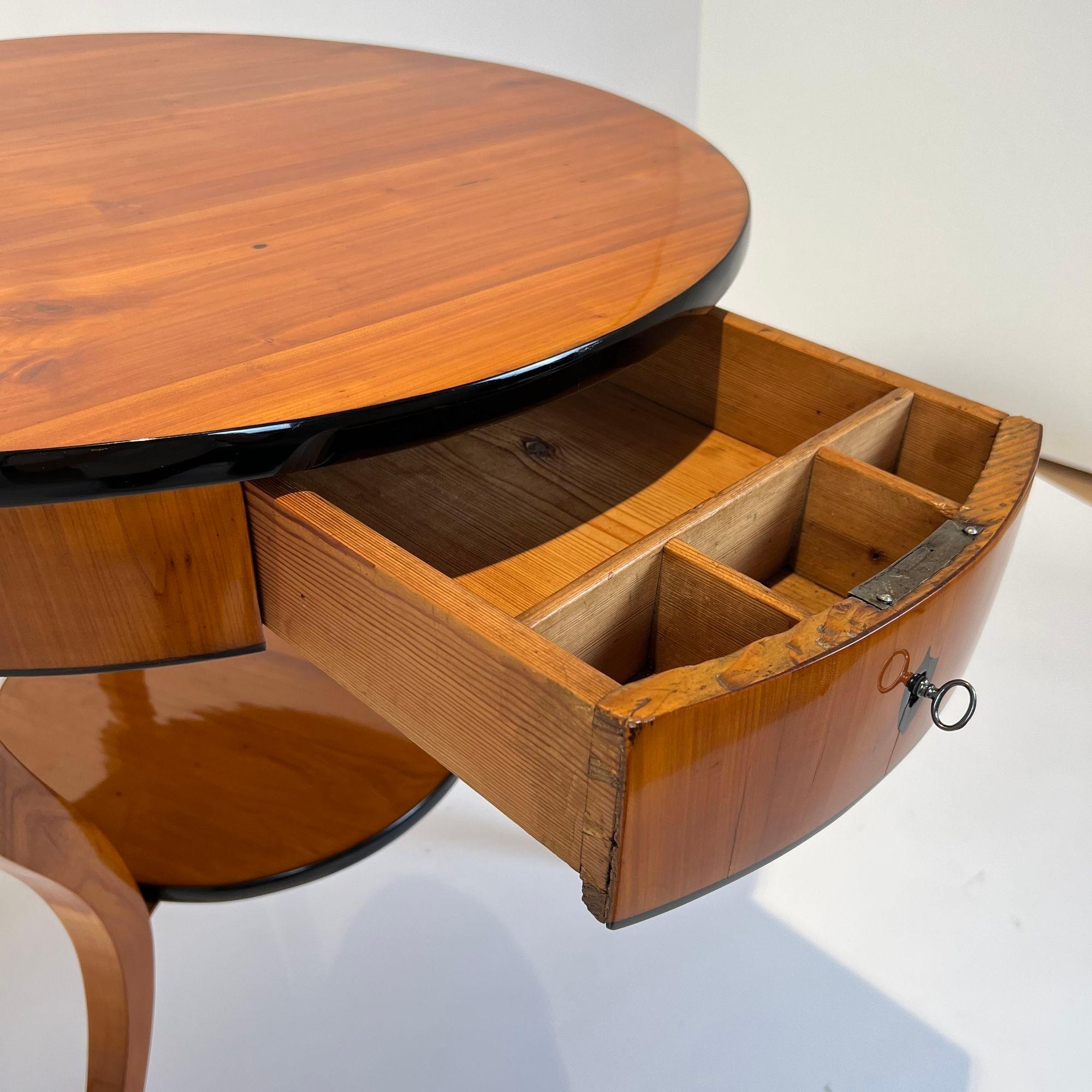 Runder Biedermeier Tisch, Kirschbaumholz, Süddeutschland um 1820 im Angebot 2