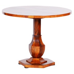 Round Biedermeier Table Made in 1820s Austria, Fully Refurbished Walnut