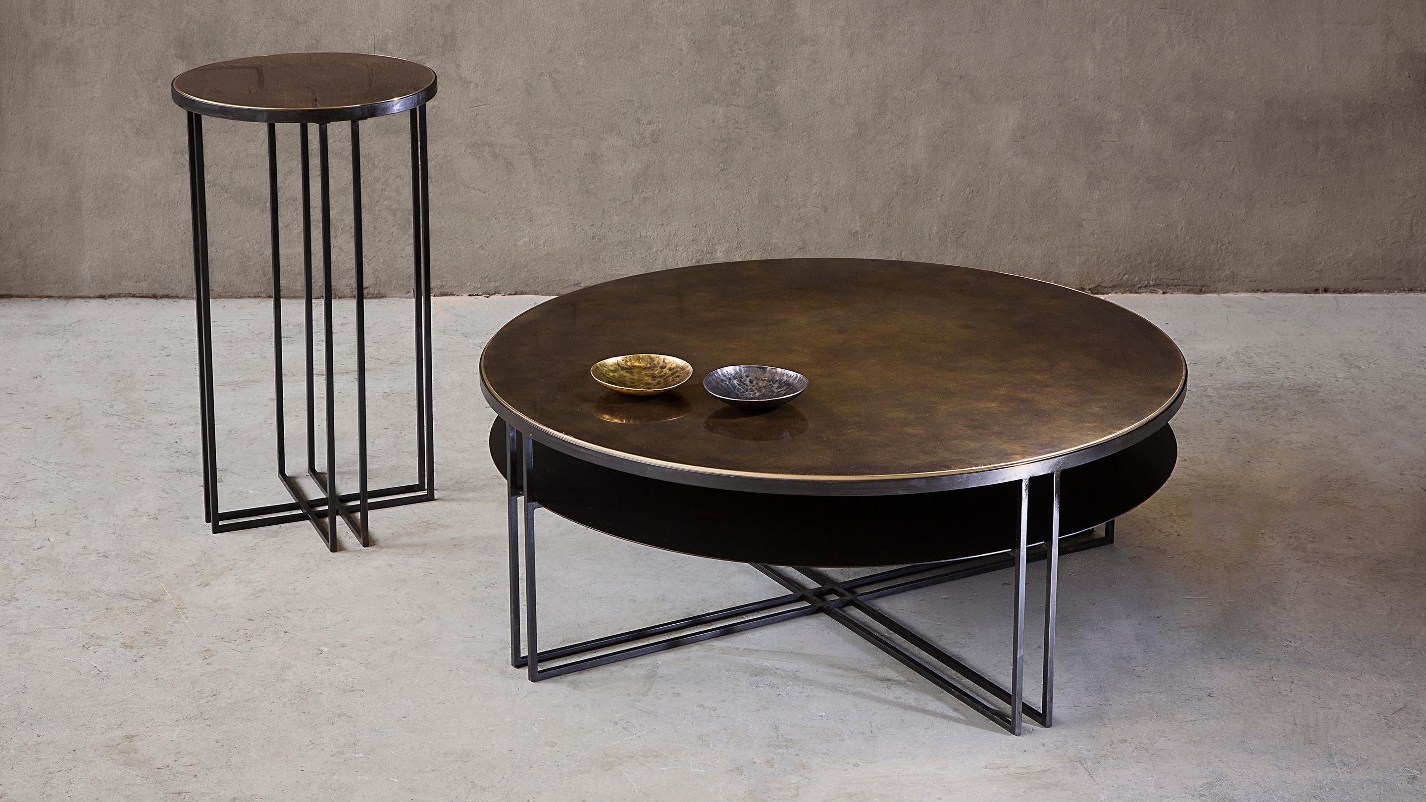 Art déco Table basse ronde Binate avec grand cadre en acier noirci et plateau en laiton patiné en vente