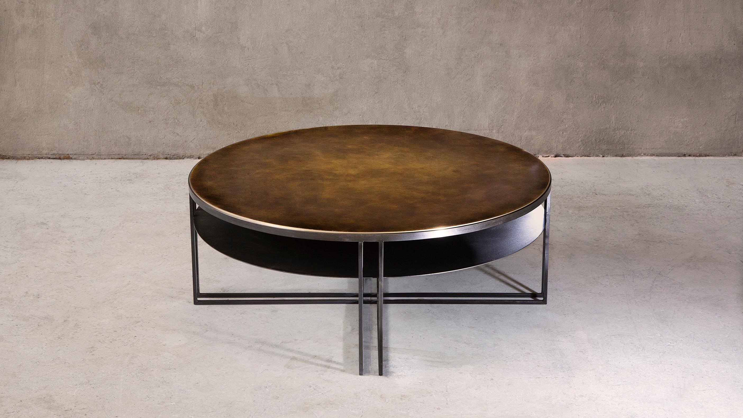 Britannique Table basse ronde Binate avec grand cadre en acier noirci et plateau en laiton patiné en vente