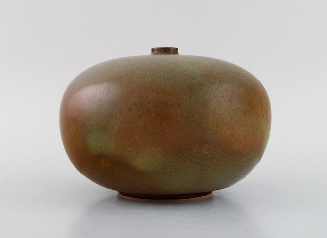 Round Bing & Grøndahl vase in glazed stoneware. Beautiful glaze in earth tones. 
1920s / 30s.
Measures: 18.5 x 12.5 cm.
Stamped.
In excellent condition.