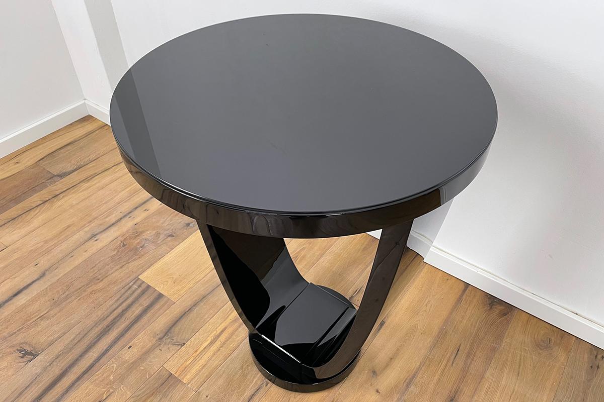 Bistro table in Art Deco style piano black lacquered - Highcloss. Black colored glass plate on the table top.
Art Deco Bistro table style furniture - own design
With this design we were inspired by the Art Deco and Bauhaus tables and created a