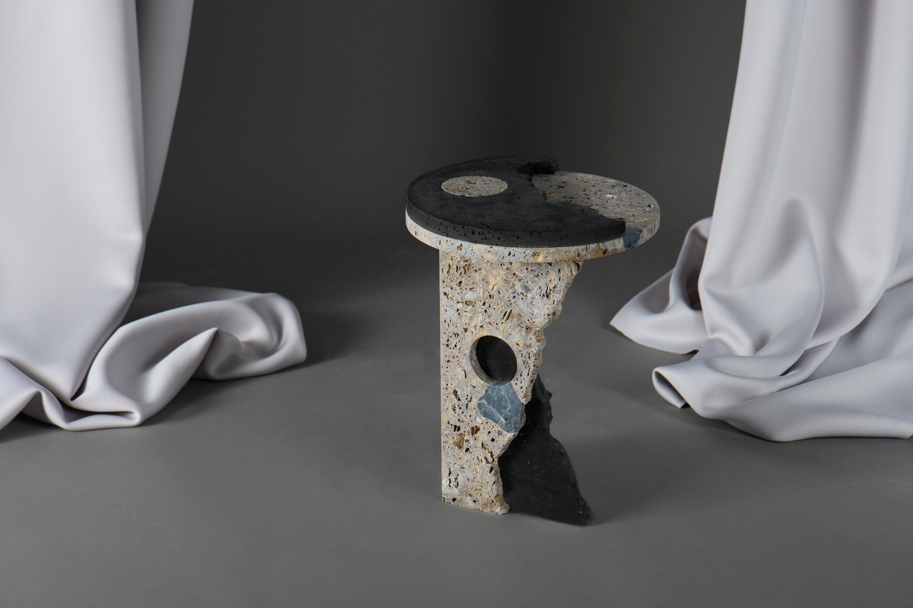 La mesa auxiliar Fallen Empire ha sido diseñada por Lara Bohinc para Serafini. El Imperio Caído es un conjunto de obras que rinde homenaje a los fragmentos olvidados de civilizaciones perdidas y que cobra vida a través de la peculiar visión de