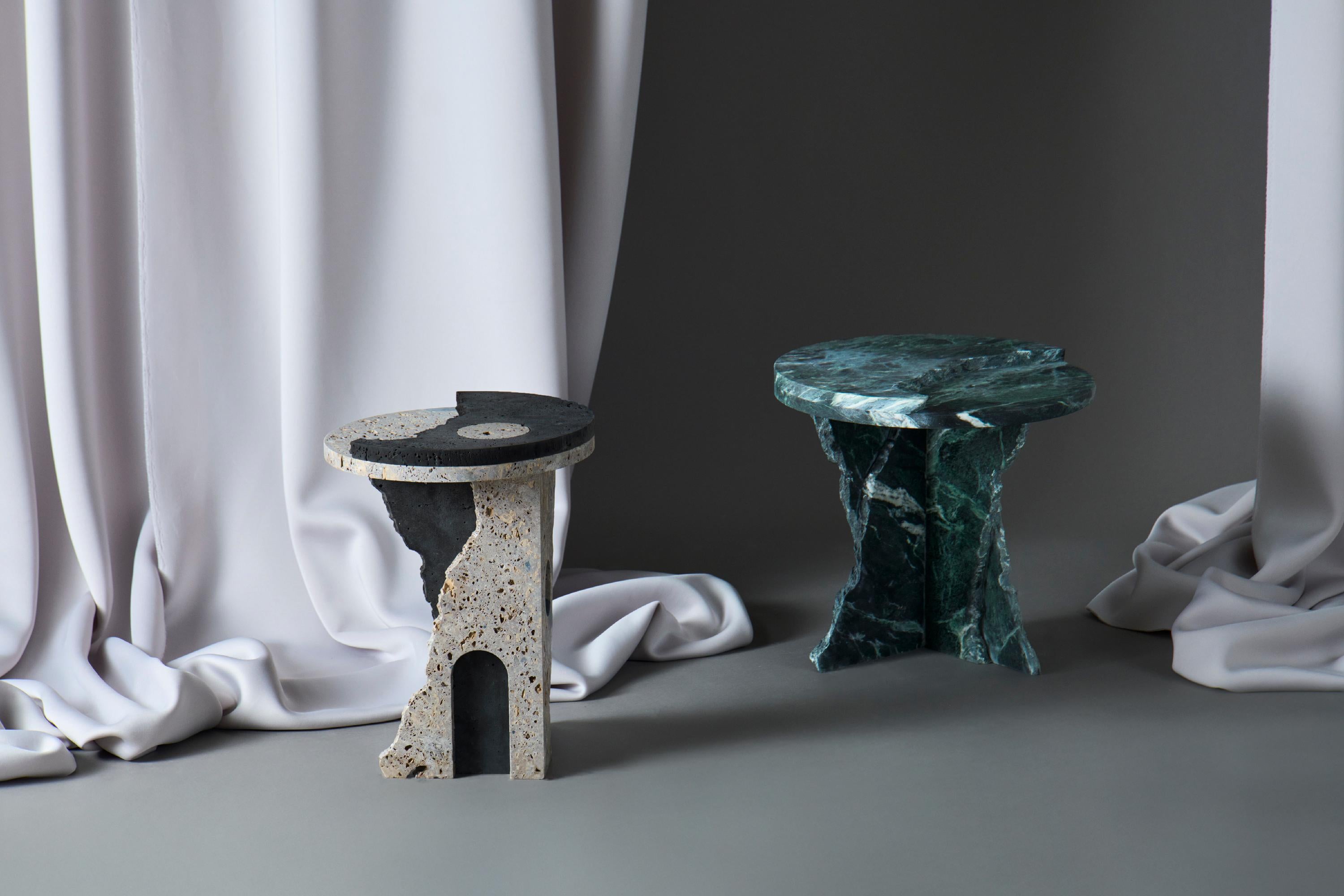 Mesa auxiliar redonda de mármol negro y gris Moderno orgánico en venta