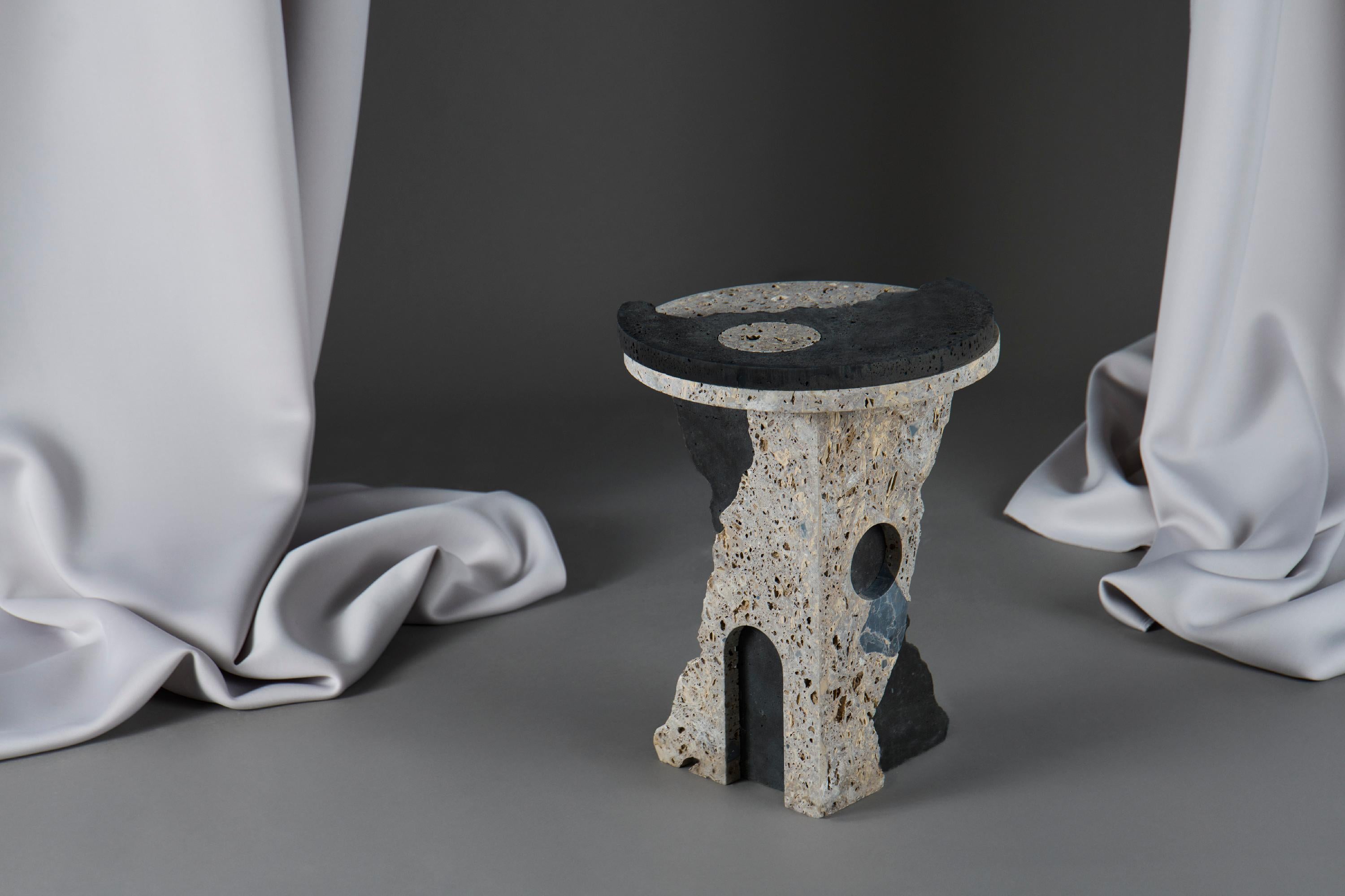Mesa auxiliar redonda de mármol negro y gris Europeo en venta