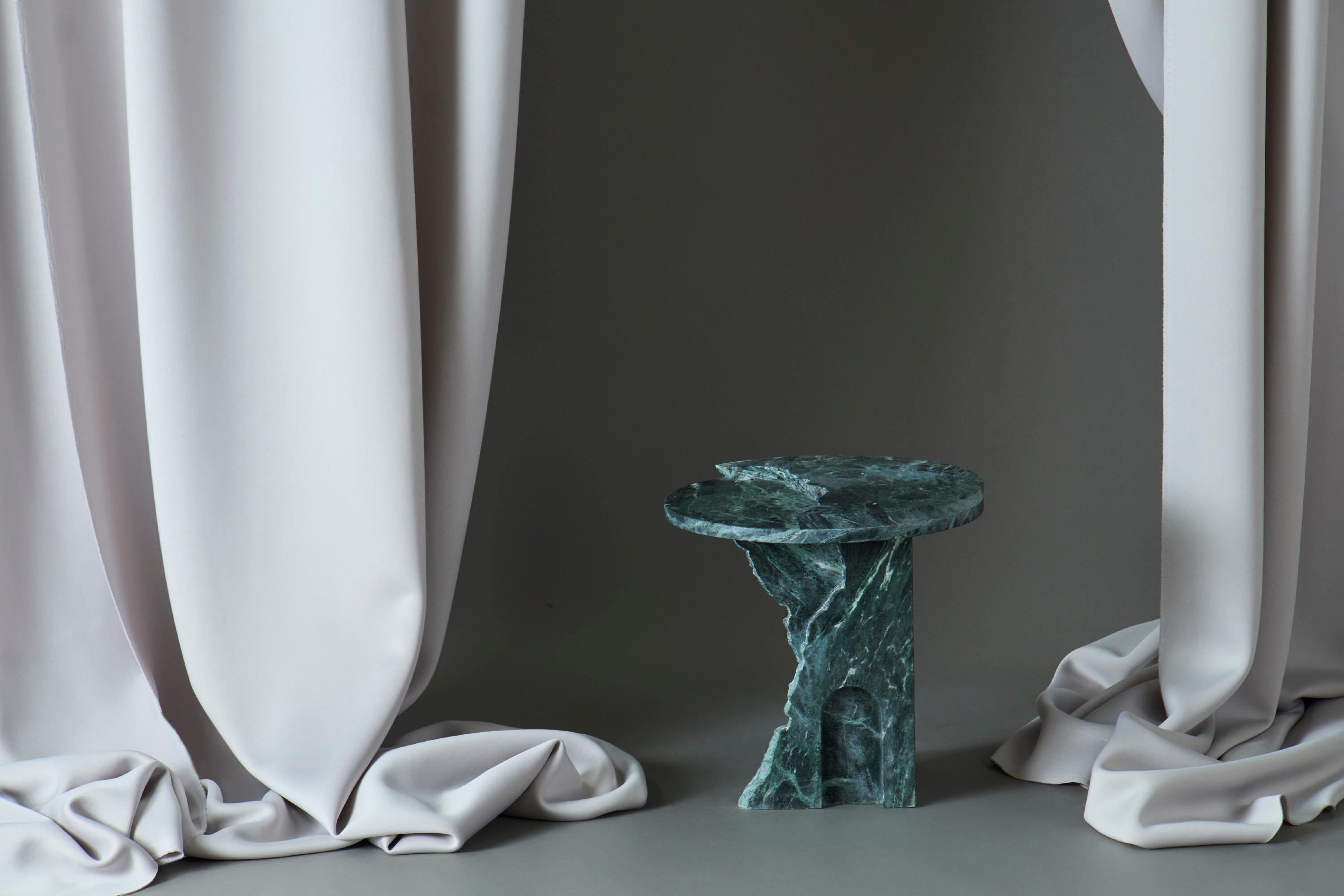 Mesa auxiliar redonda de mármol negro y gris Hecho a mano en venta