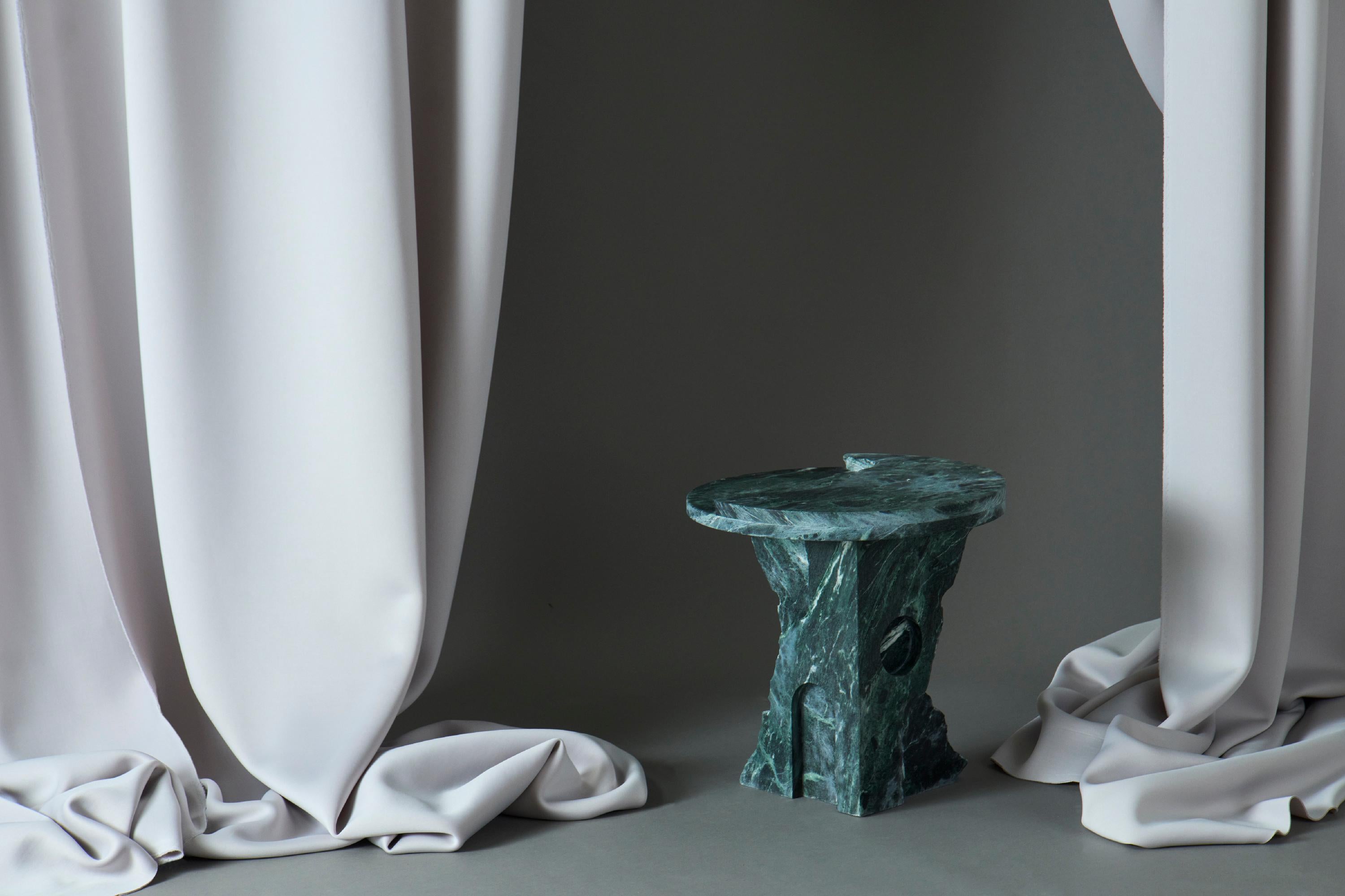 Mesa auxiliar redonda de mármol negro y gris en Nuevo estado para la venta en Holland, AMSTERDAM