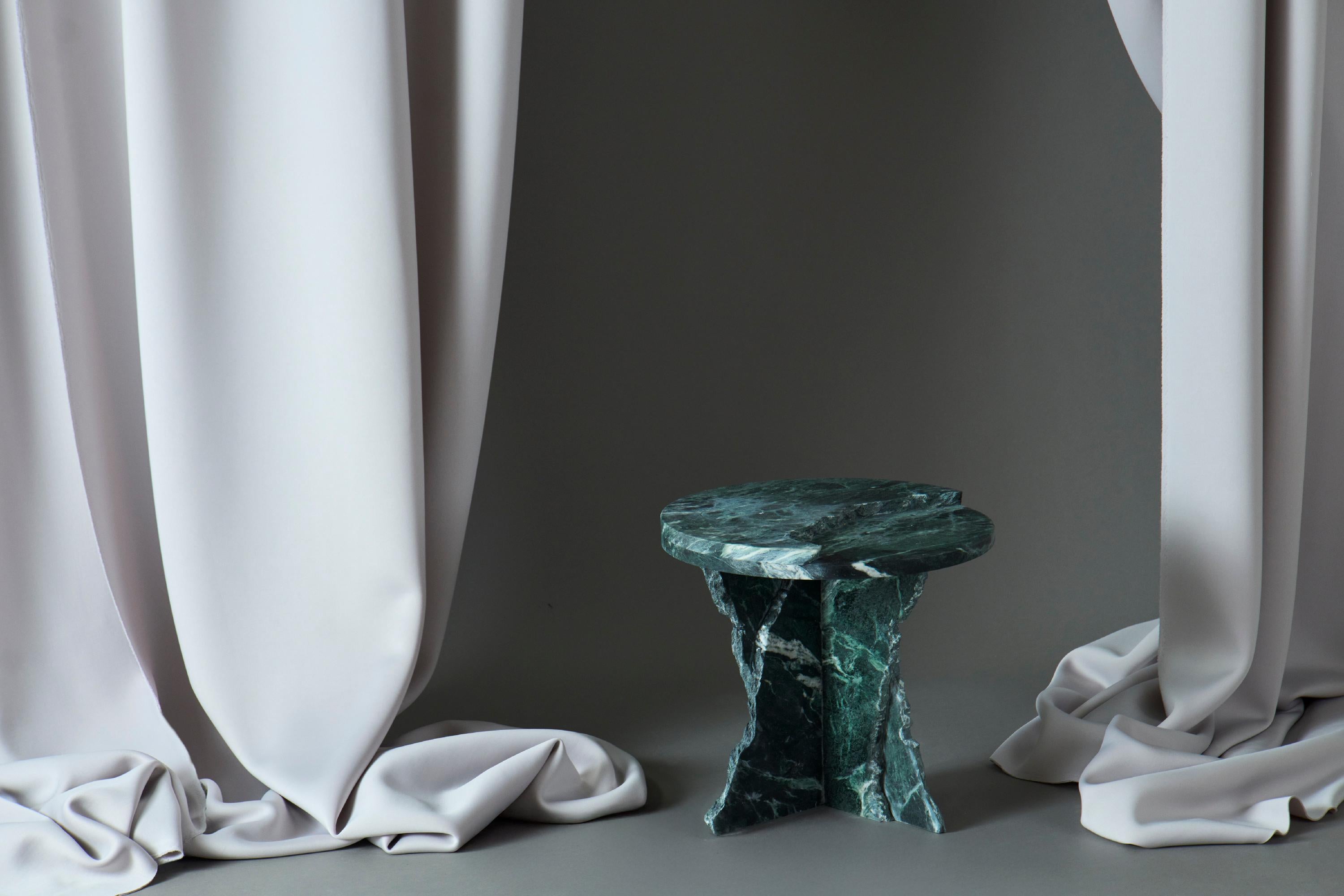 Mesa auxiliar redonda de mármol negro y gris Siglo XXI y contemporáneo en venta