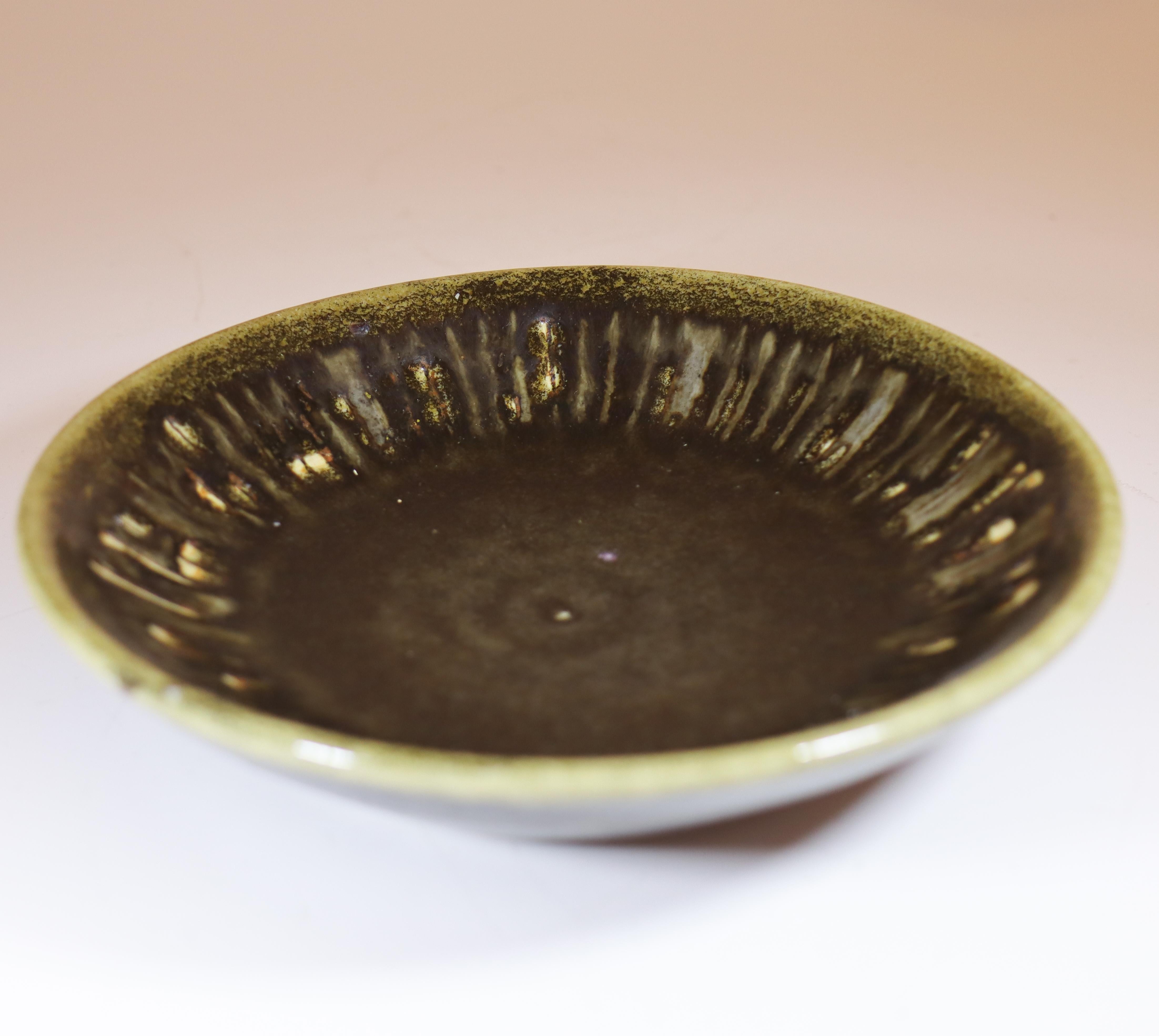 Cuenco redondo negro - Carl-Harry Stålhane - Atelier A Rörstrand - Mediados del siglo XX en Excelente estado para la venta en Stockholm, SE