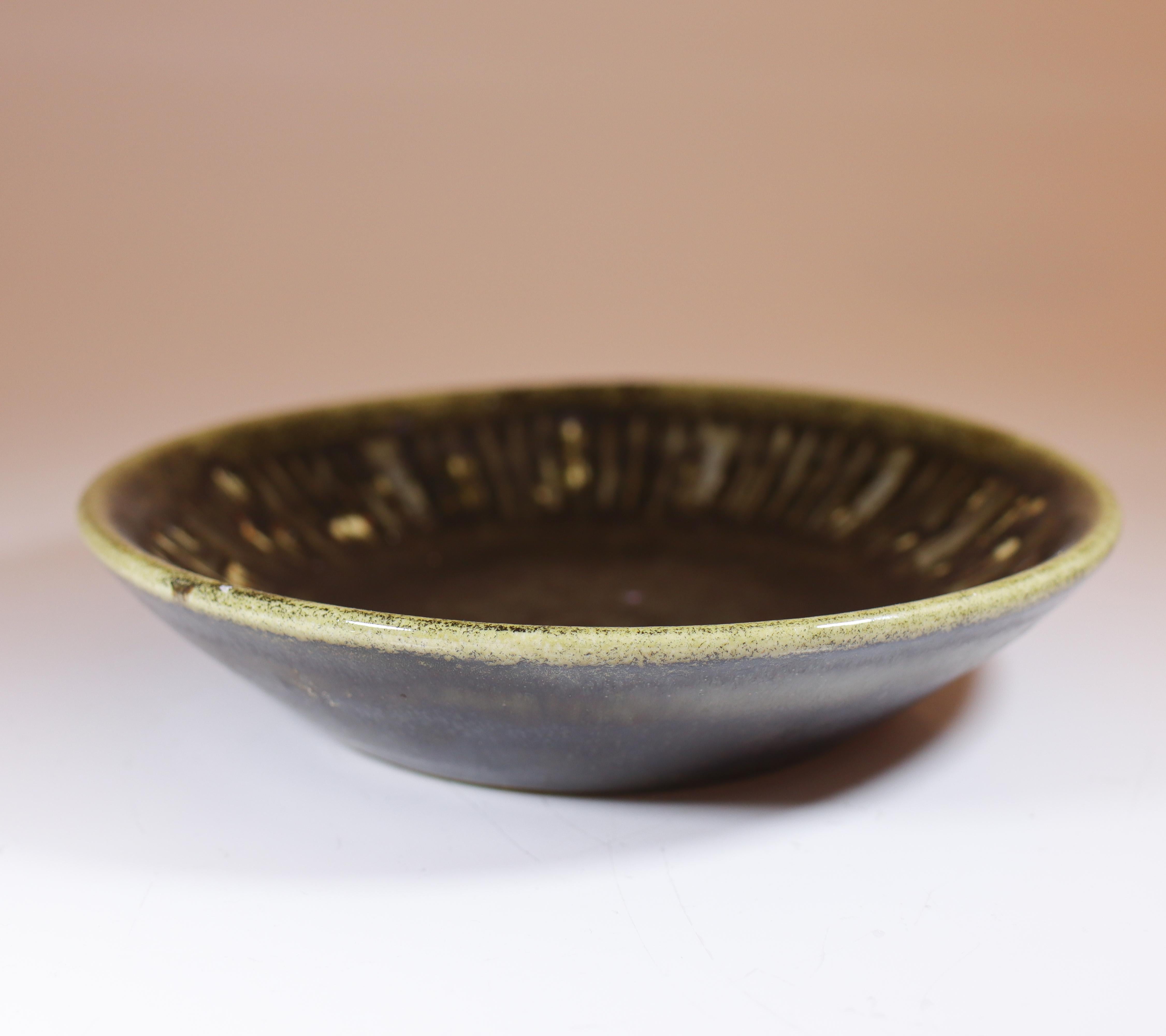 Cuenco redondo negro - Carl-Harry Stålhane - Atelier A Rörstrand - Mediados del siglo XX Cerámico en venta