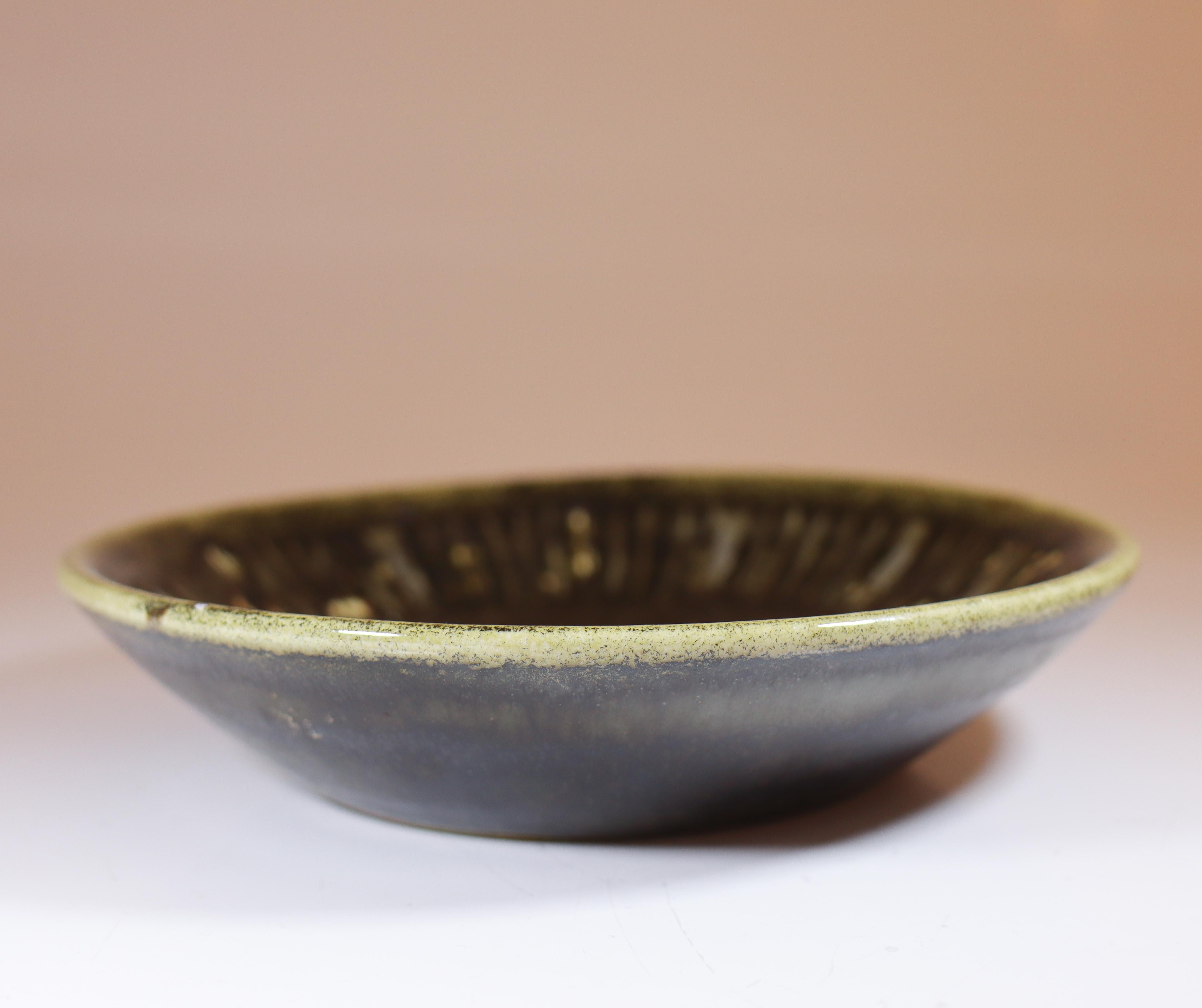 Cuenco redondo negro - Carl-Harry Stålhane - Atelier A Rörstrand - Mediados del siglo XX en venta 1