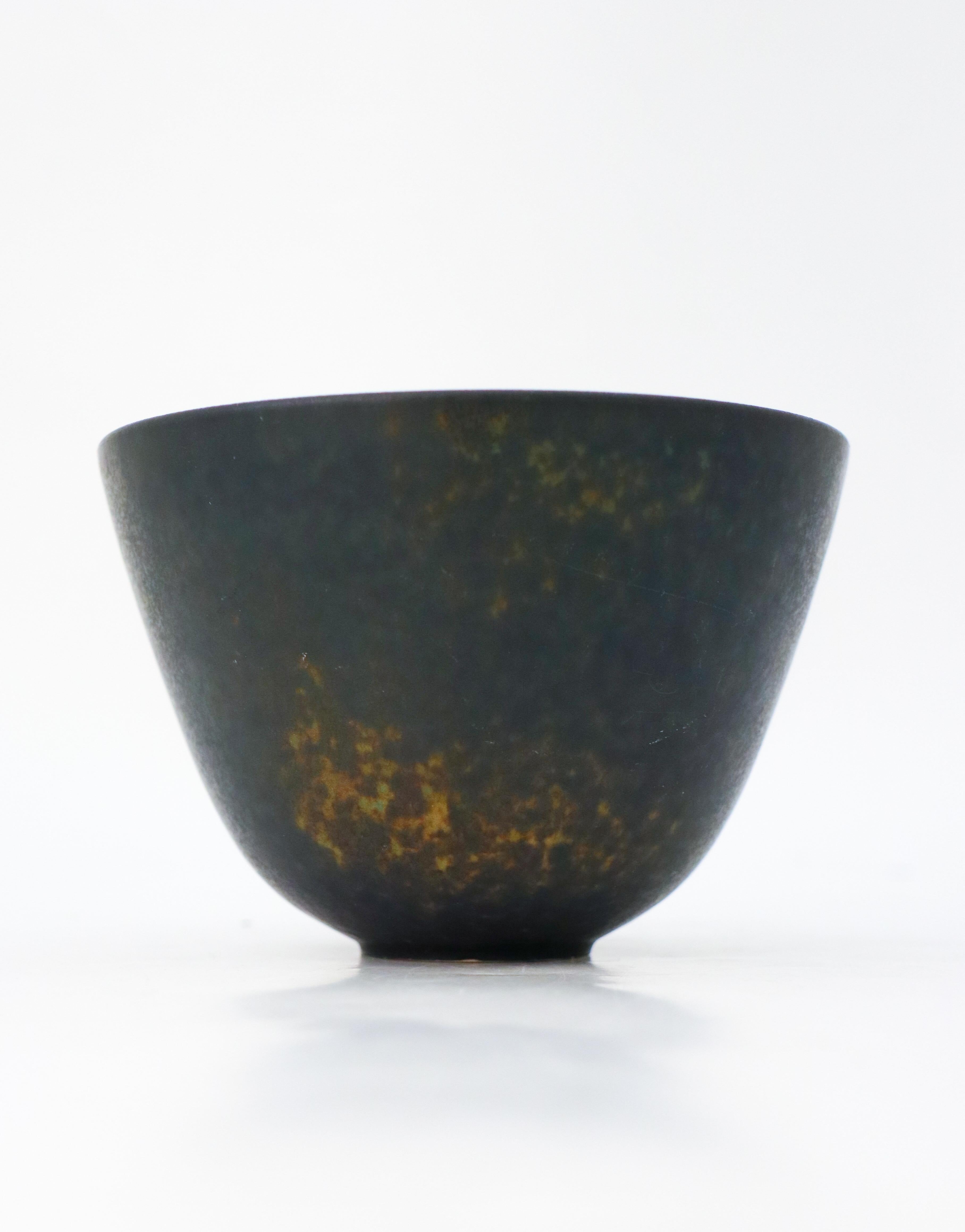 Scandinavian Modern Round Black Bowl - Gunnar Nylund - Rörstrand - Mid-20th Century For Sale