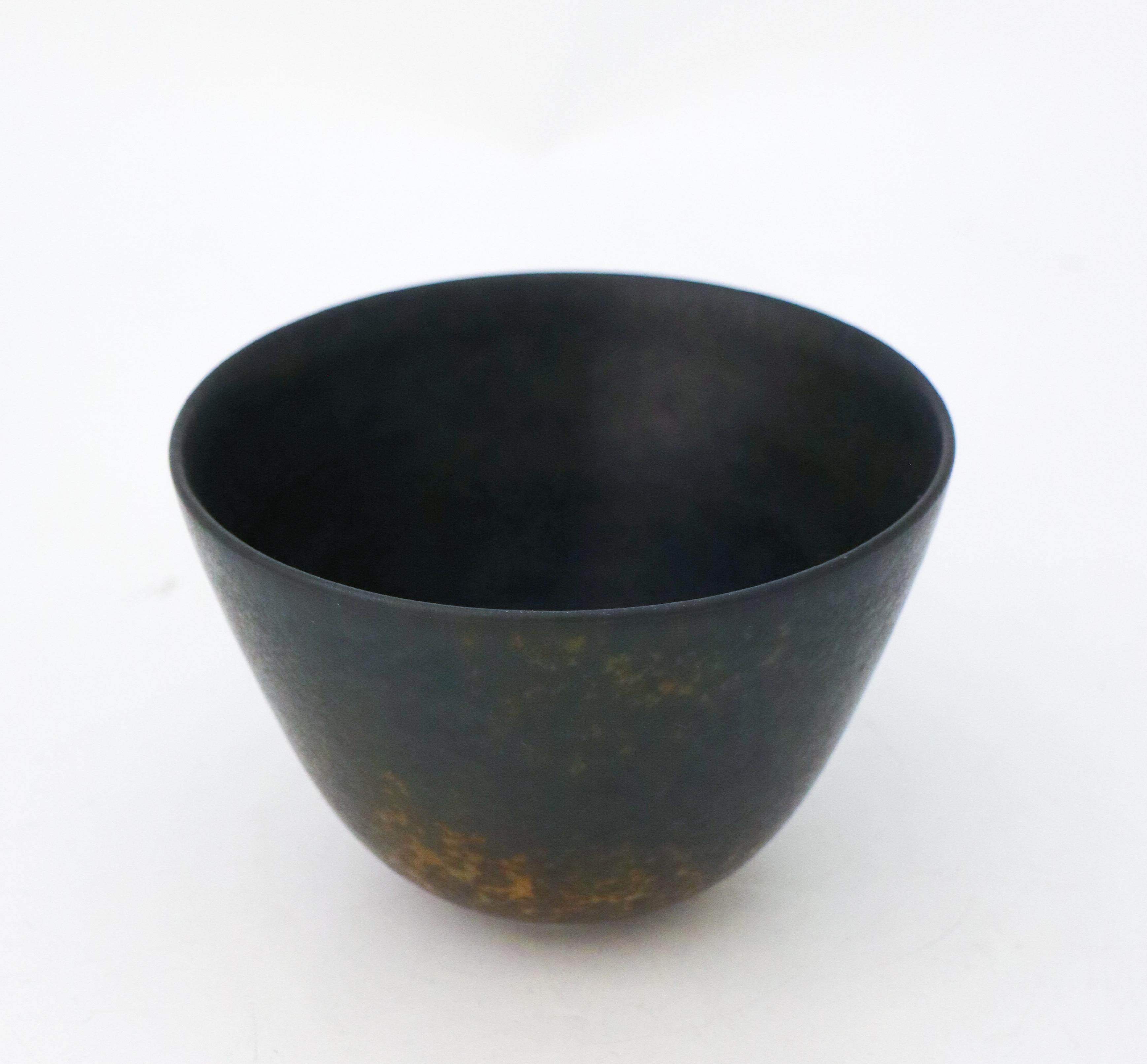 Swedish Round Black Bowl - Gunnar Nylund - Rörstrand - Mid-20th Century For Sale