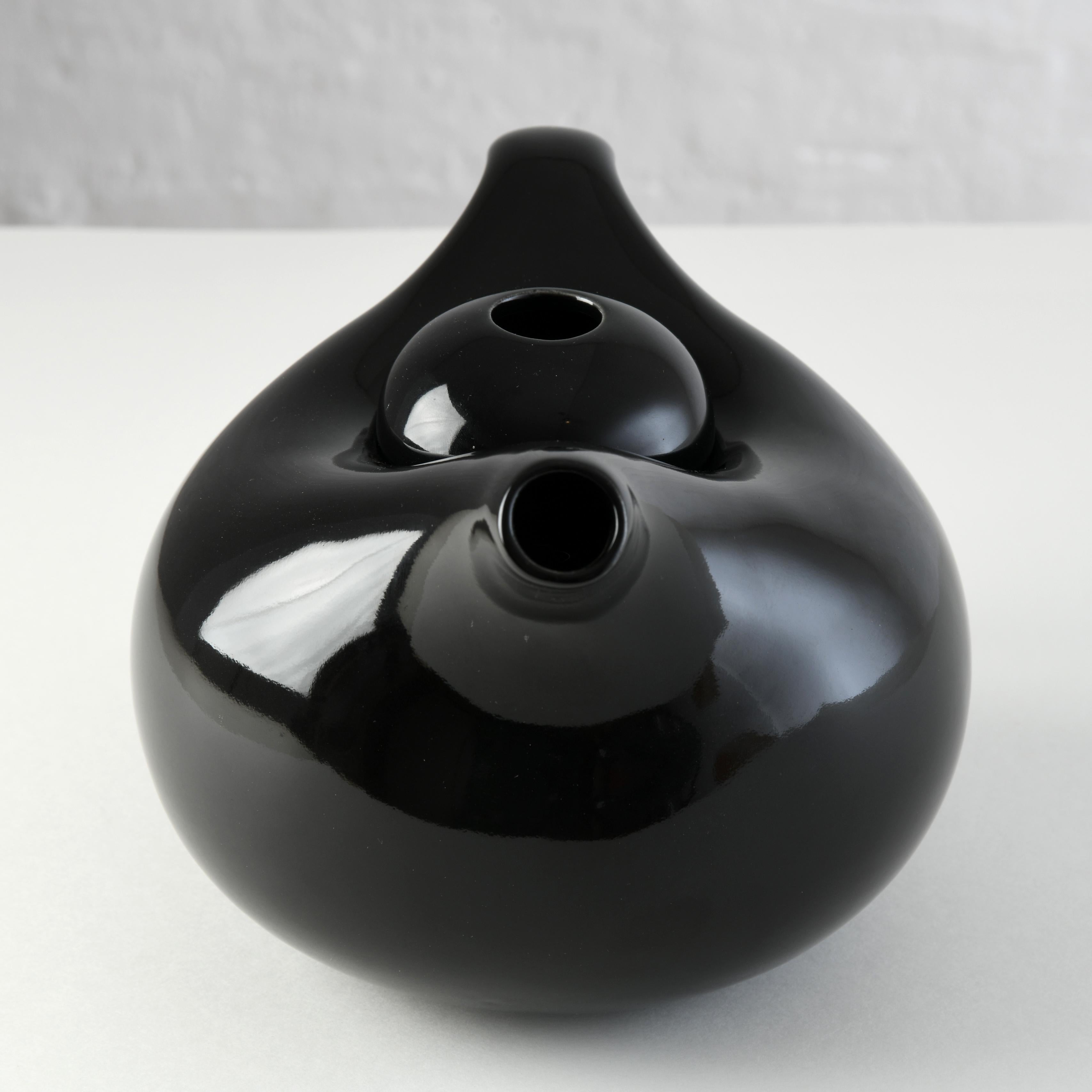 Round black ceramic teapot, Kahler Denmark designed by J. List Amstrup In Excellent Condition For Sale In SAINT-YRIEIX-SUR-CHARENTE, FR