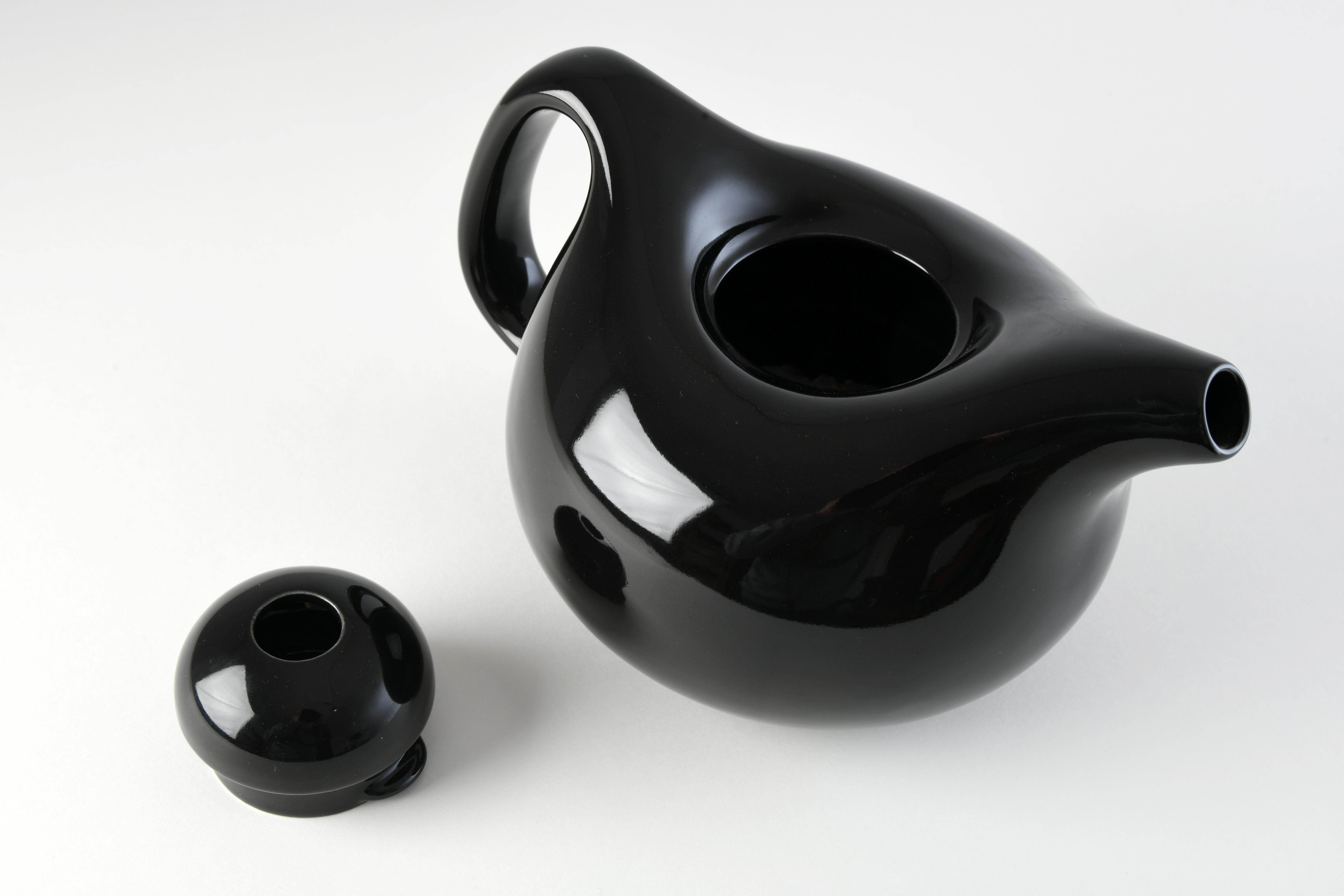 Round black ceramic teapot, Kahler Denmark designed by J. List Amstrup For Sale 1