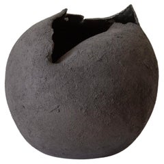 Vaso rotondo in ceramica nera di Laura Pasquino