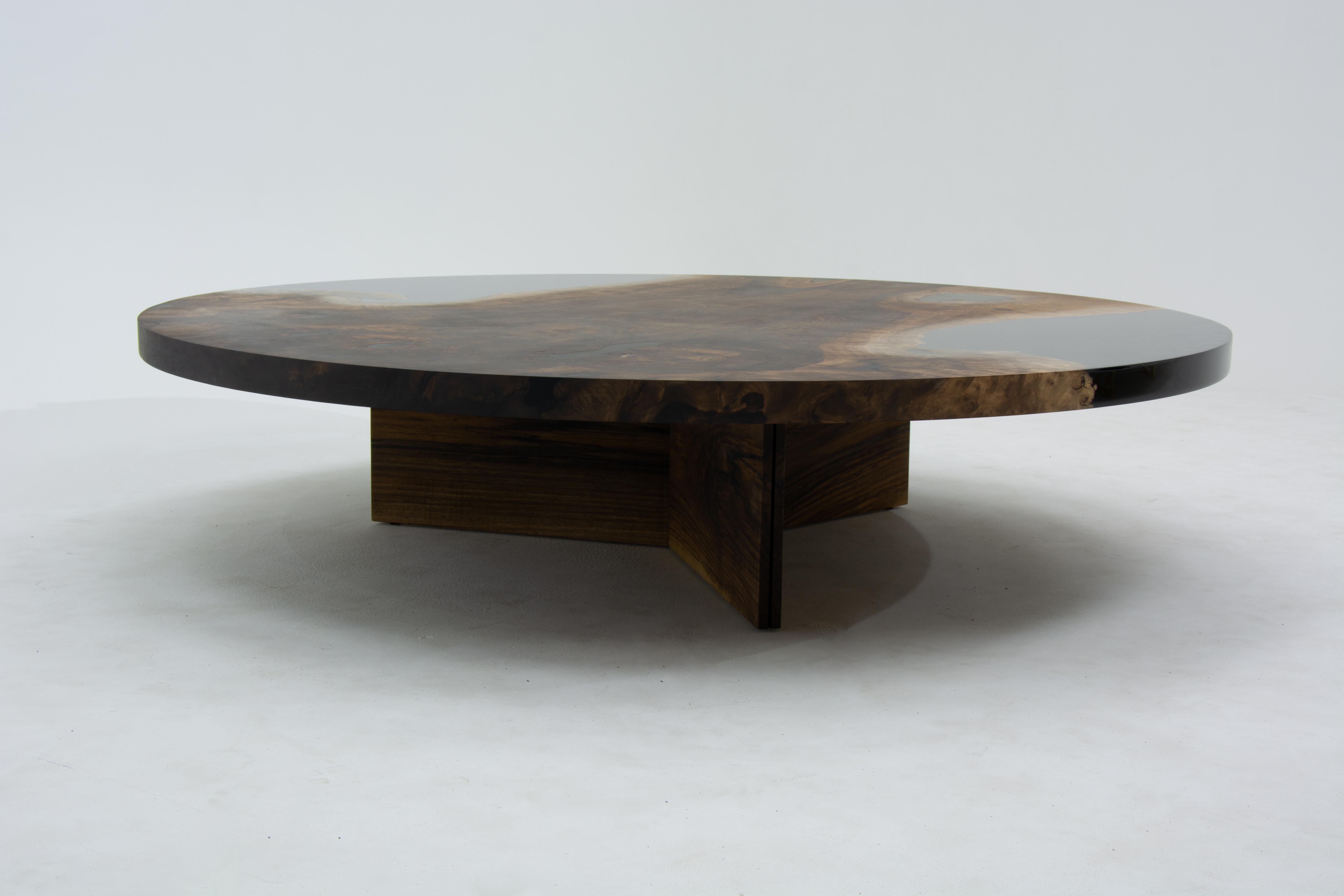 Black Resin Round Wood Customizable Table - Round Dining Table For Sale 2