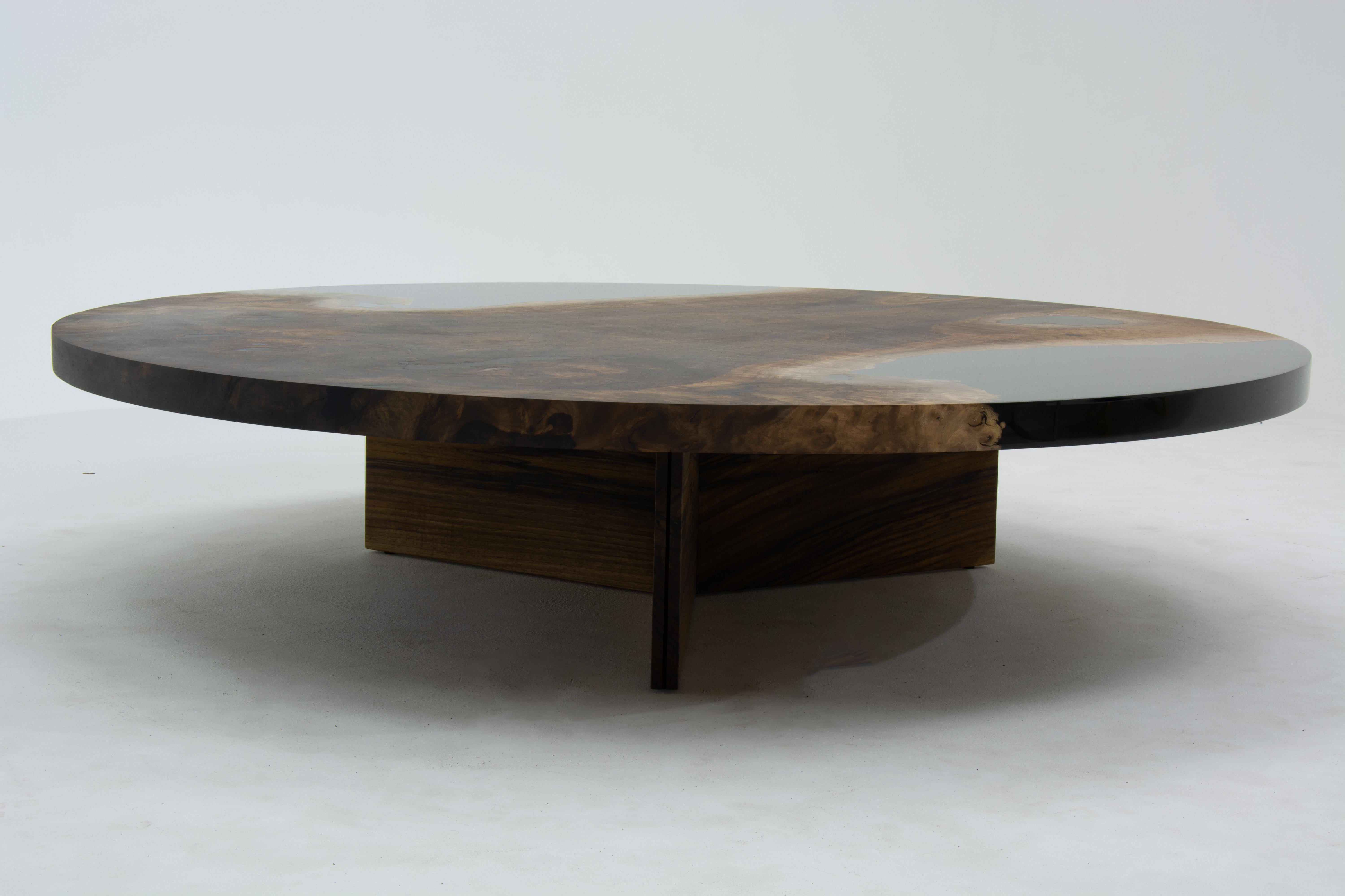 Table de salle à manger ronde en résine époxy transparente sur mesure en noyer 

Cette table basse est fabriquée en bois de noyer vieux de 500 ans. Les veines et la texture du bois décrivent l'aspect d'un bois de noyer naturel.
Elle peut être