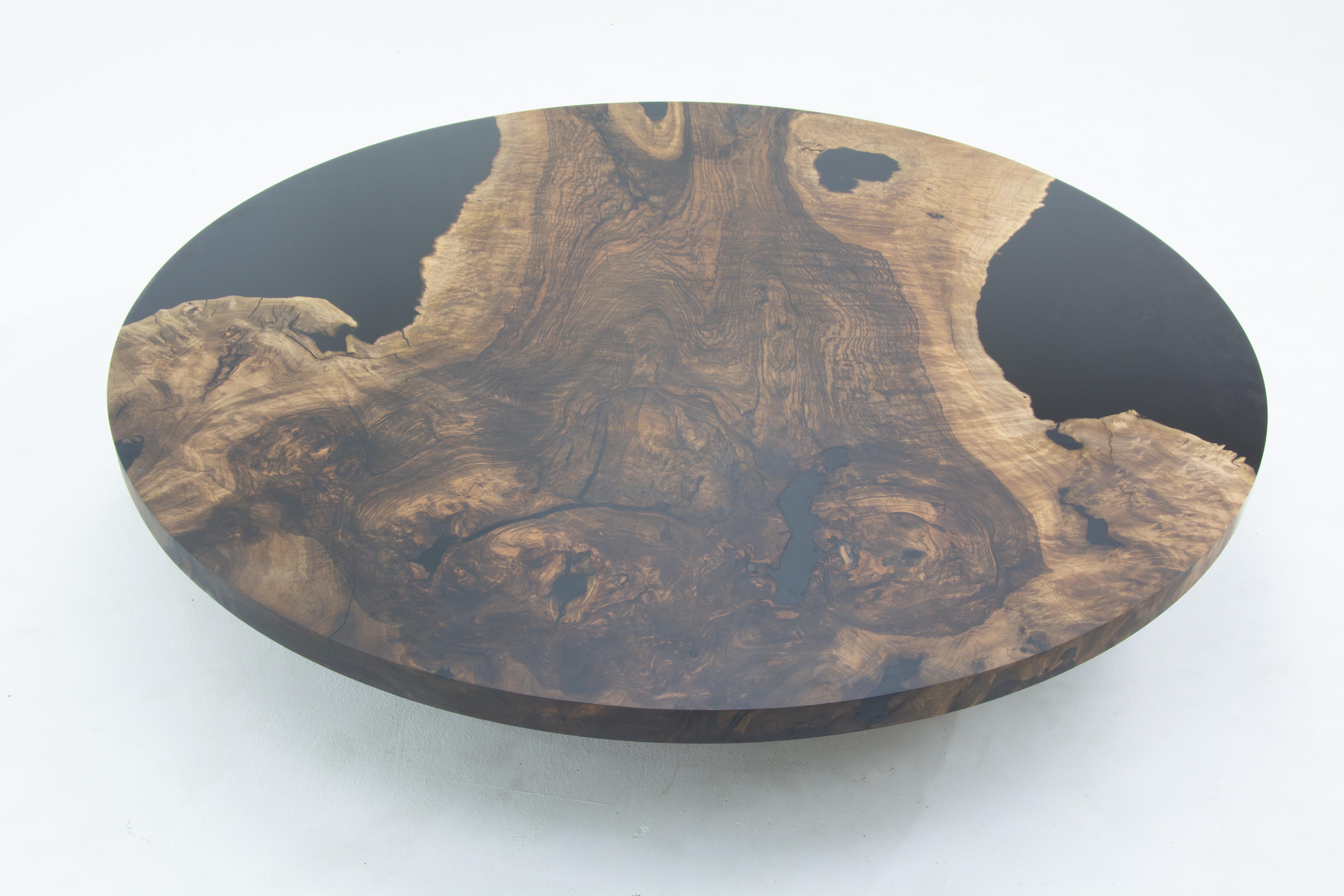 Brossé Table basse ronde noire - Epoxy Resin Custom Table en vente