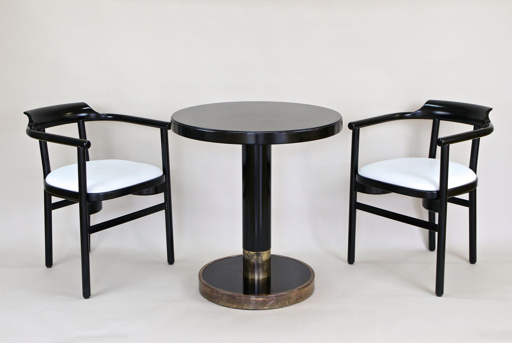 Table basse ronde noire intemporelle de la fin du 20e siècle fabriquée par la célèbre société Thonet Vienna en Autriche. Attribuée au design de l'époque passée - la période Art Nouveau - cette fine table en bois de hêtre datant d'environ 1980 est