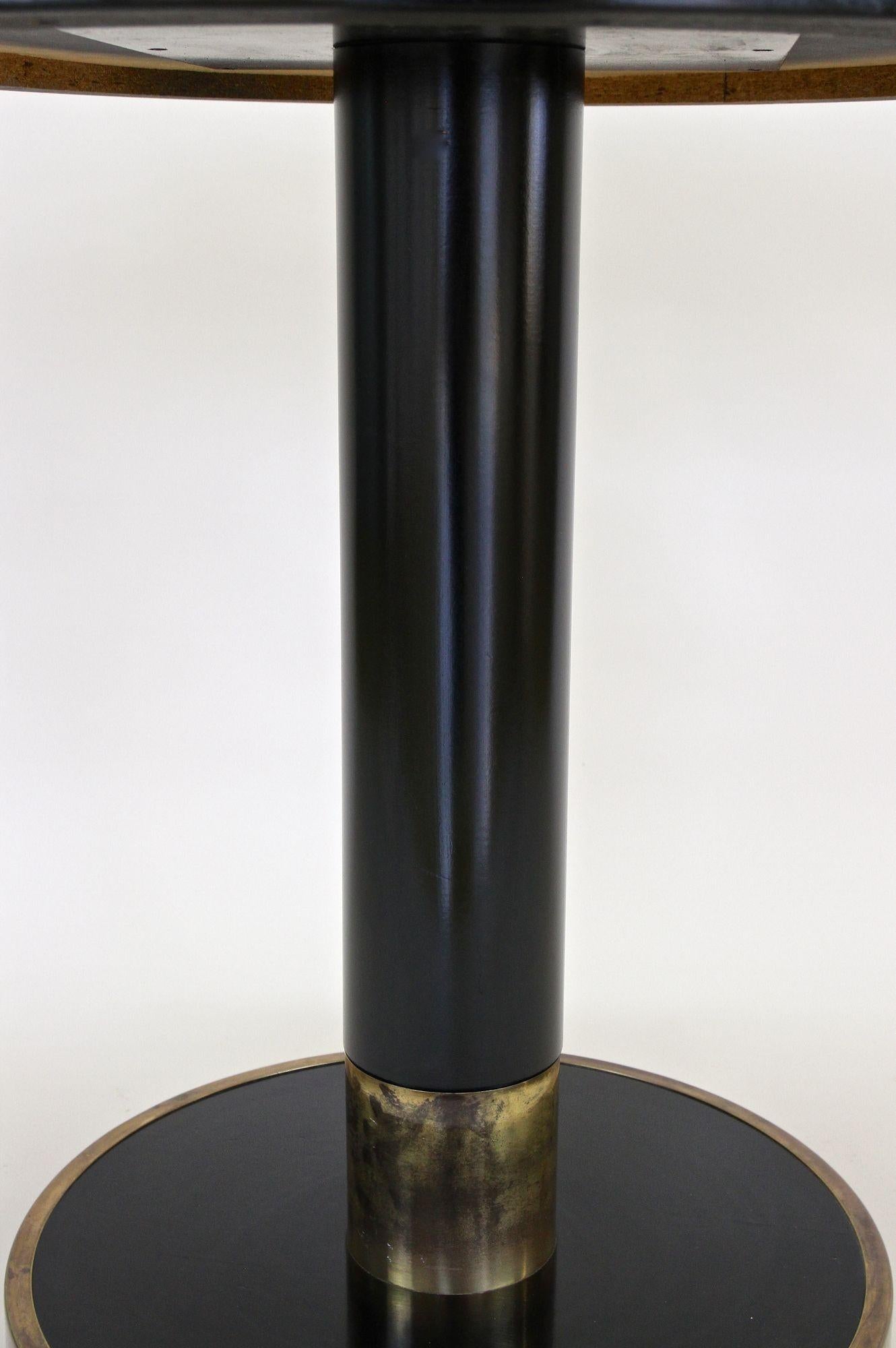 20ième siècle Table basse ronde noire de THONET avec base en laiton, Autriche, vers 1980 en vente