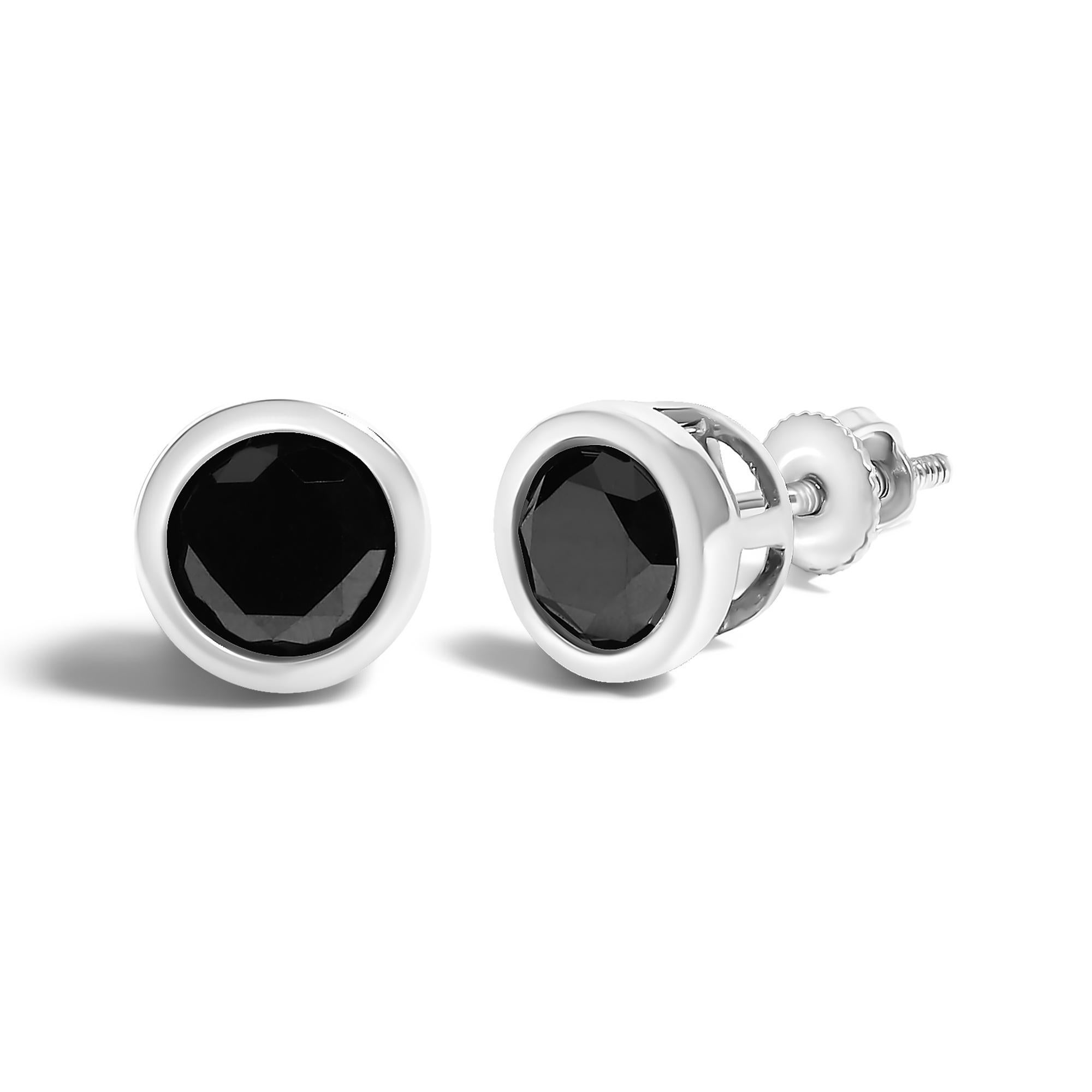 Eleganti e senza tempo, questi splendidi orecchini a perno in argento sterling 925 presentano audaci e bellissimi diamanti neri trattati termicamente e con colore migliorato, incastonati in un castone. Gli orecchini sono dotati di chiusura a vite. I