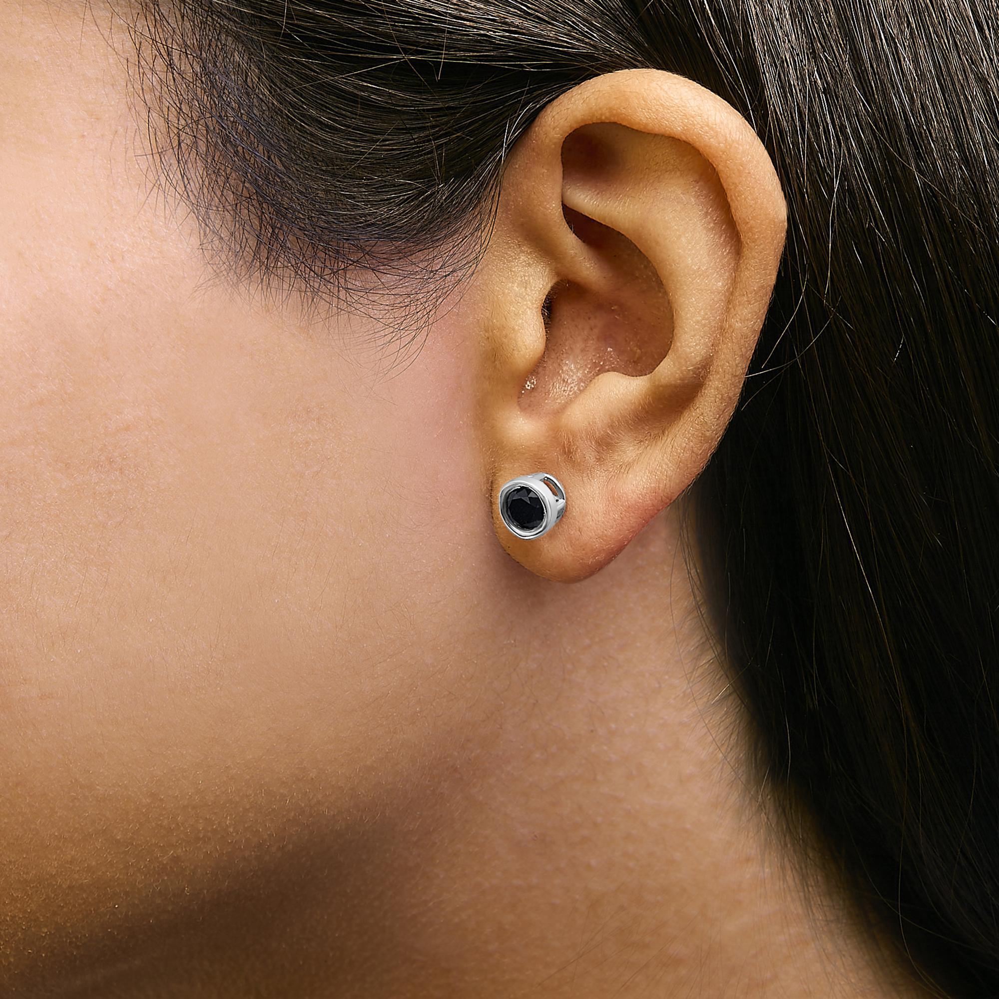 Taille ronde Boucles d'oreilles solitaires en argent serties d'un chaton de diamants noirs ronds avec fonds vissés en vente