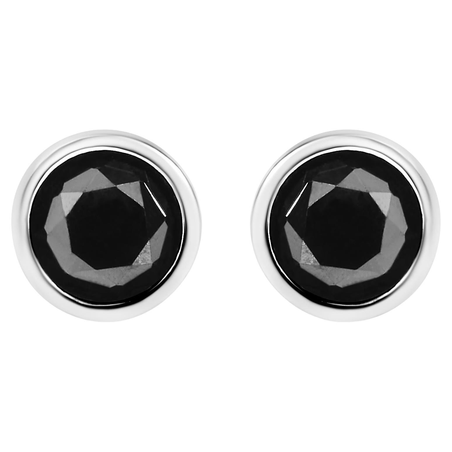 Boucles d
oreilles solitaires en argent serties d
un chaton de diamants noirs ronds avec fonds vissés