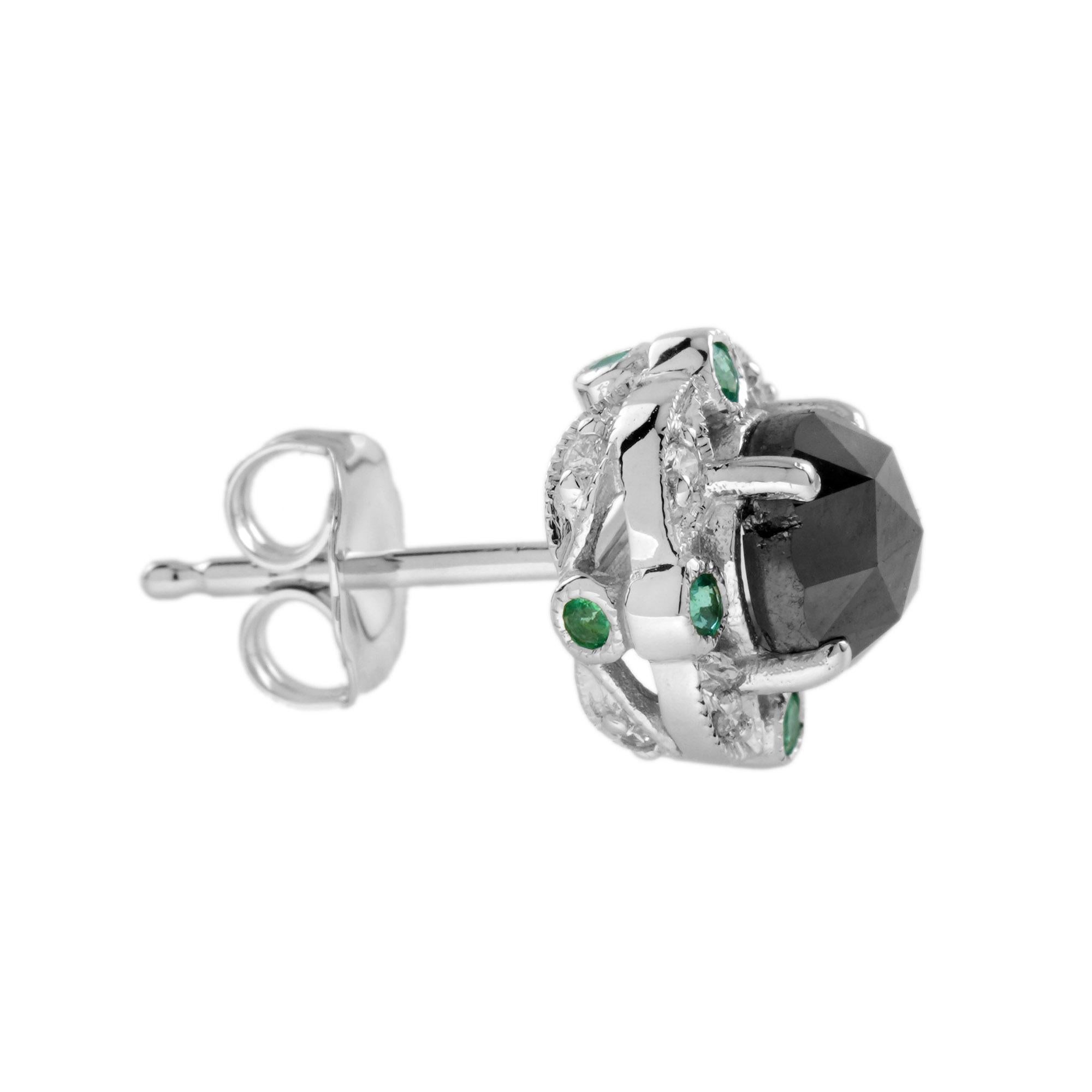 I diamanti neri sono circondati da scintillanti aureole di sedici diamanti bianchi e quattro smeraldi su ogni pezzo. Glamour ed eleganti, queste borchie sono perfette da indossare sia di giorno che di sera. 
Informazioni sugli orecchini
Stile: Art