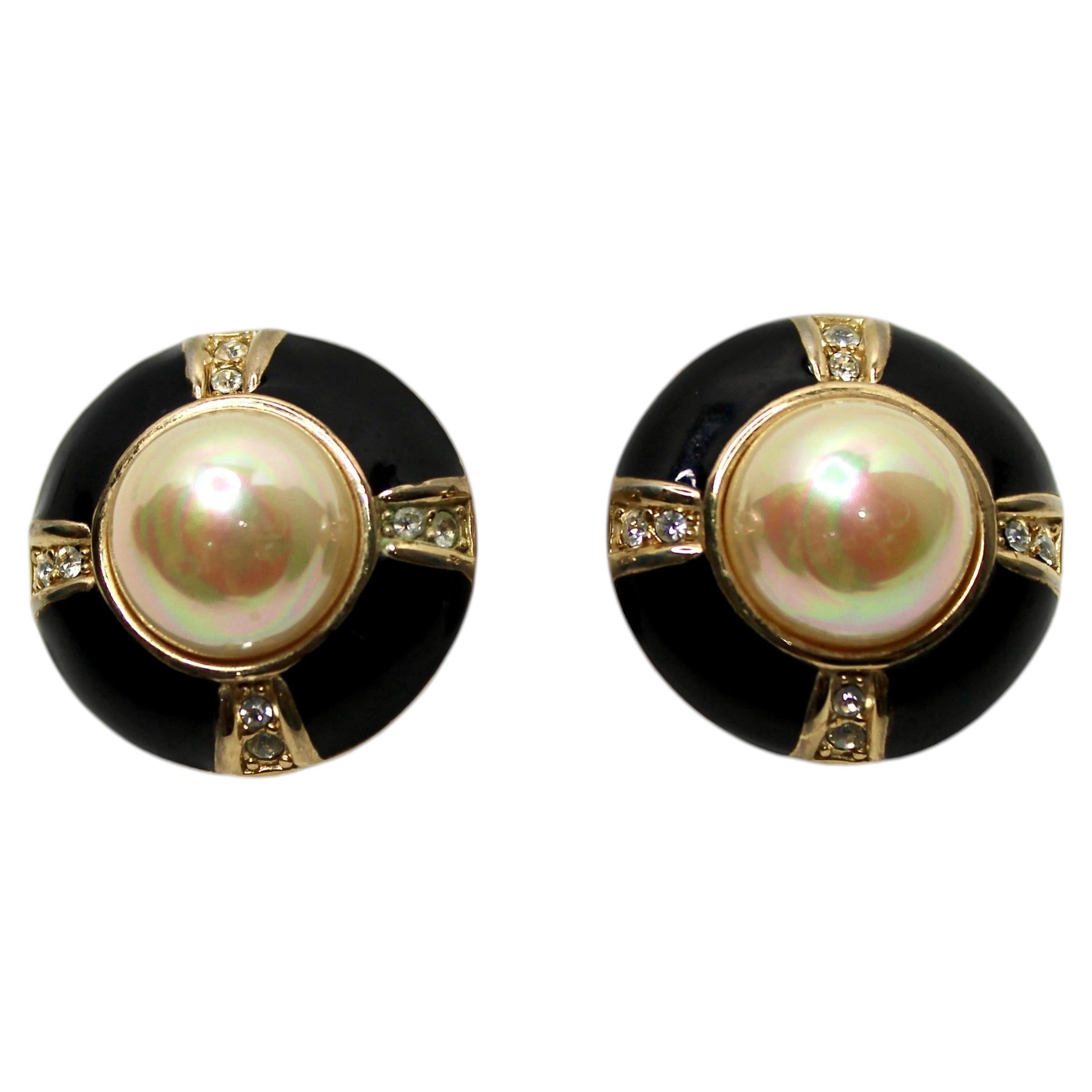 Orecchini rotondi di smalto nero e perle da costume placcati in oro 14k, circa anni '80
