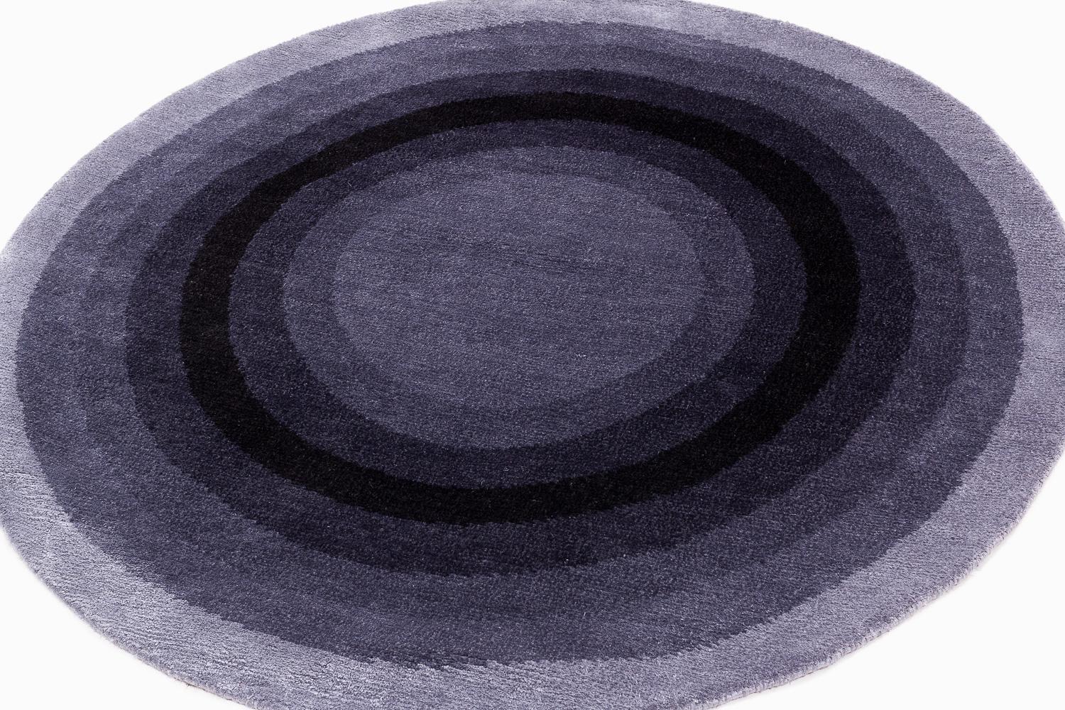 Ti presentiamo Bullseyes: The Icons, la prima collezione di tappeti rotondi in edizione limitata di Carini Carpets. Rinomata per i suoi design innovativi, Carini ha da tempo realizzato varianti di tappeti rotondi accessori, ma questa collezione