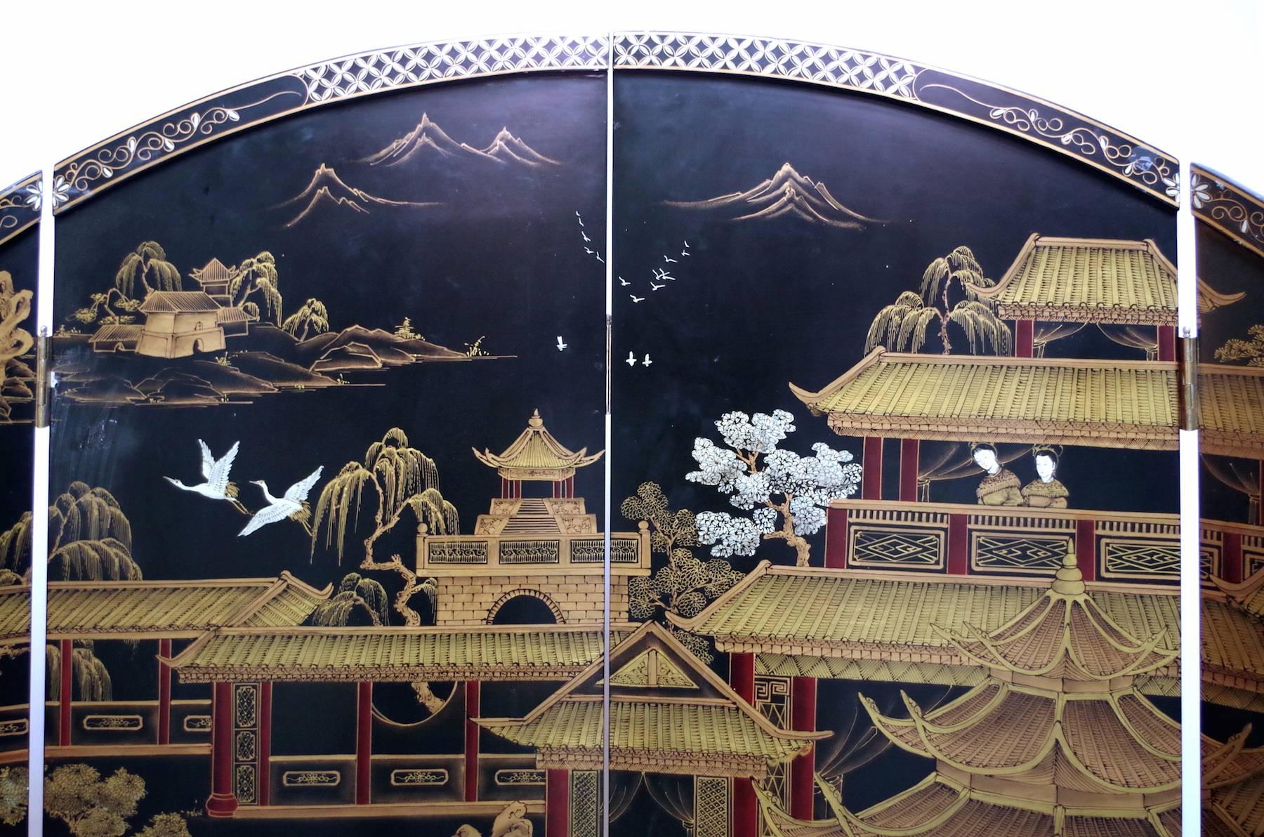 Mid-20th Century Round Black Lacquered Screen with Chinoiserie Decoration, circa 1960