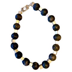 Runde schwarze Lavaperlen-Halskette mit Metallabstandshaltern und Sterlingsilber-Verschluss