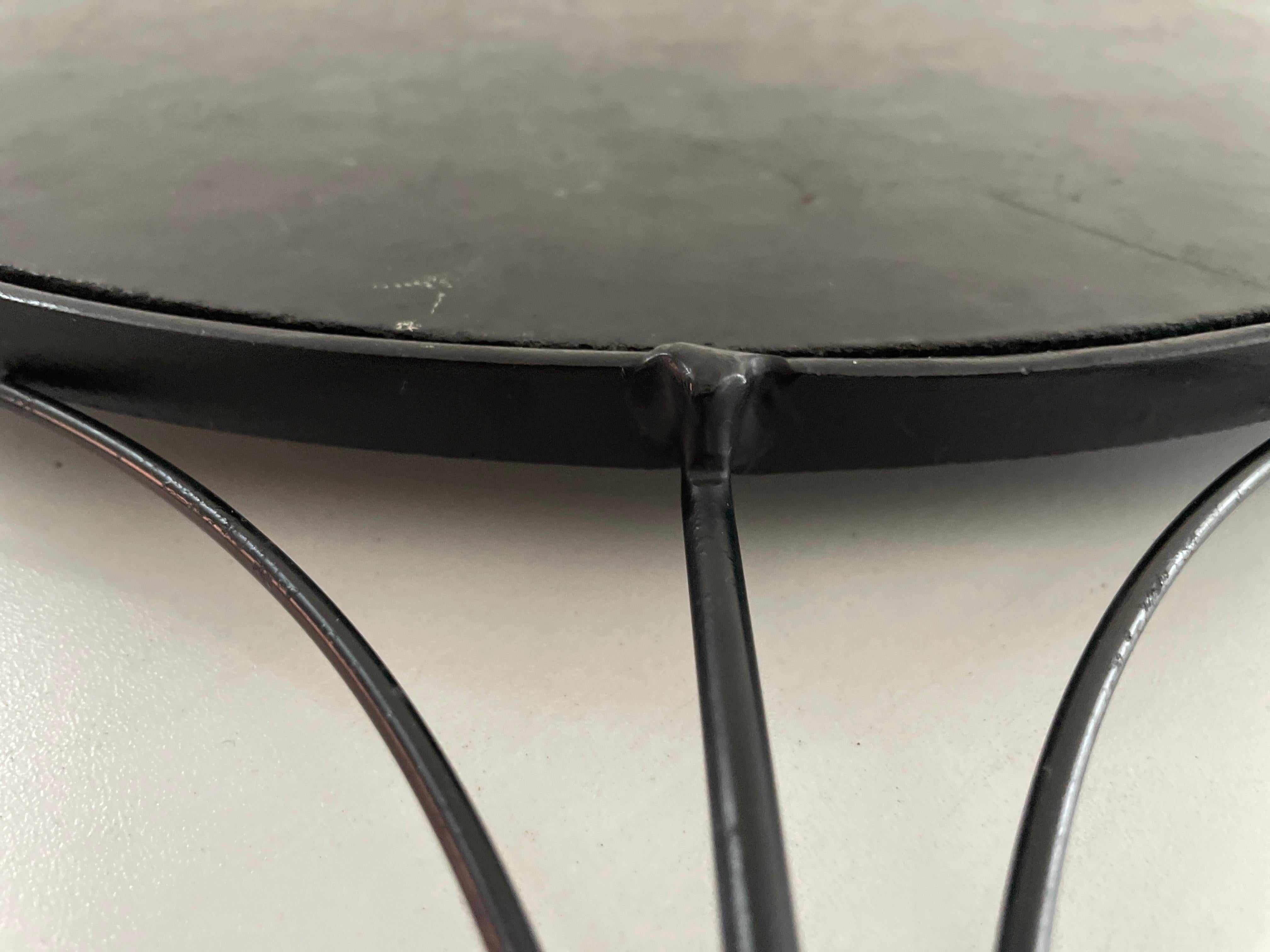 Specchio da parete rotondo in metallo nero in stile atomico, anni '70, Francia in vendita 1