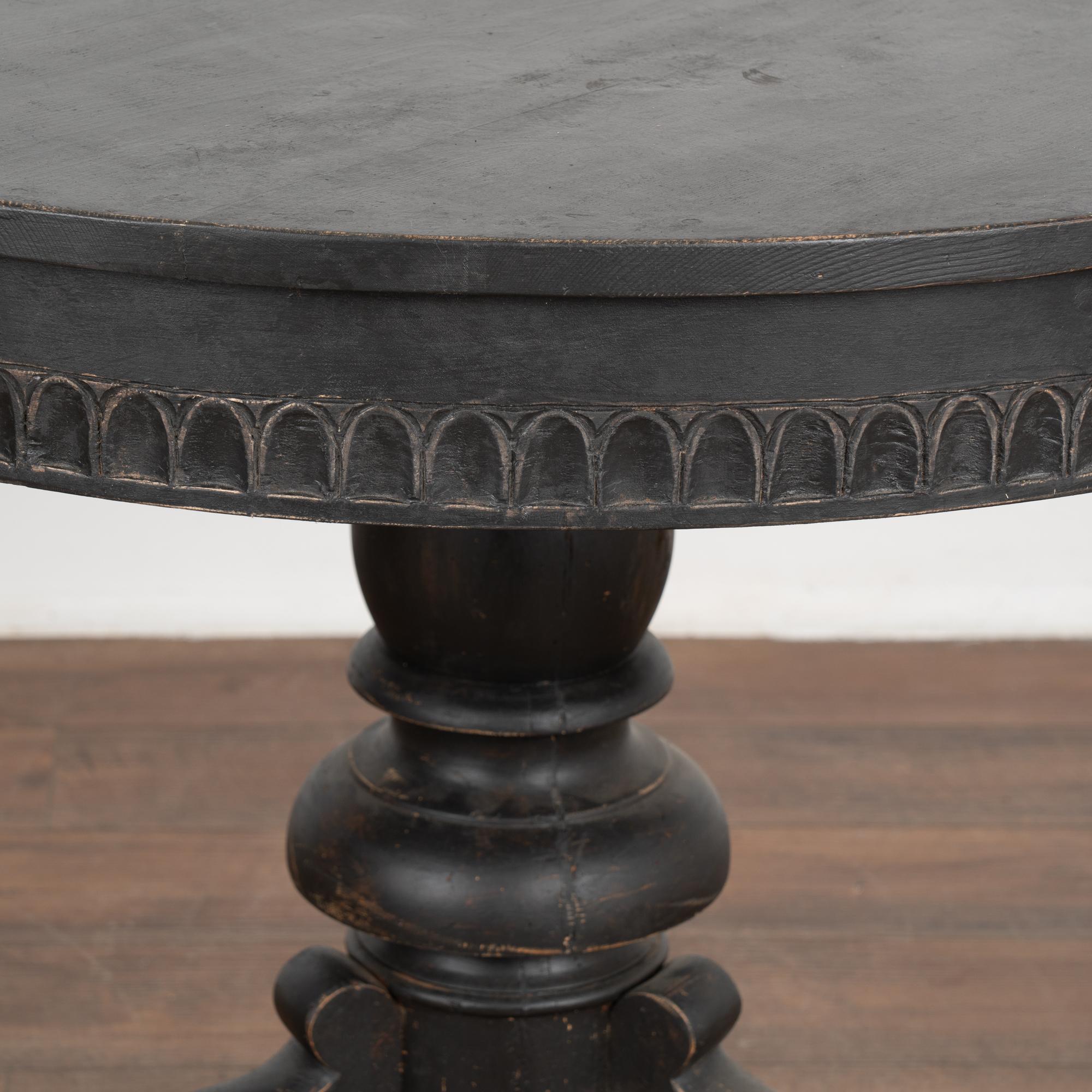 Runder schwarz lackierter Pedestal-Beistelltisch, Schweden um 1890 im Zustand „Gut“ im Angebot in Round Top, TX